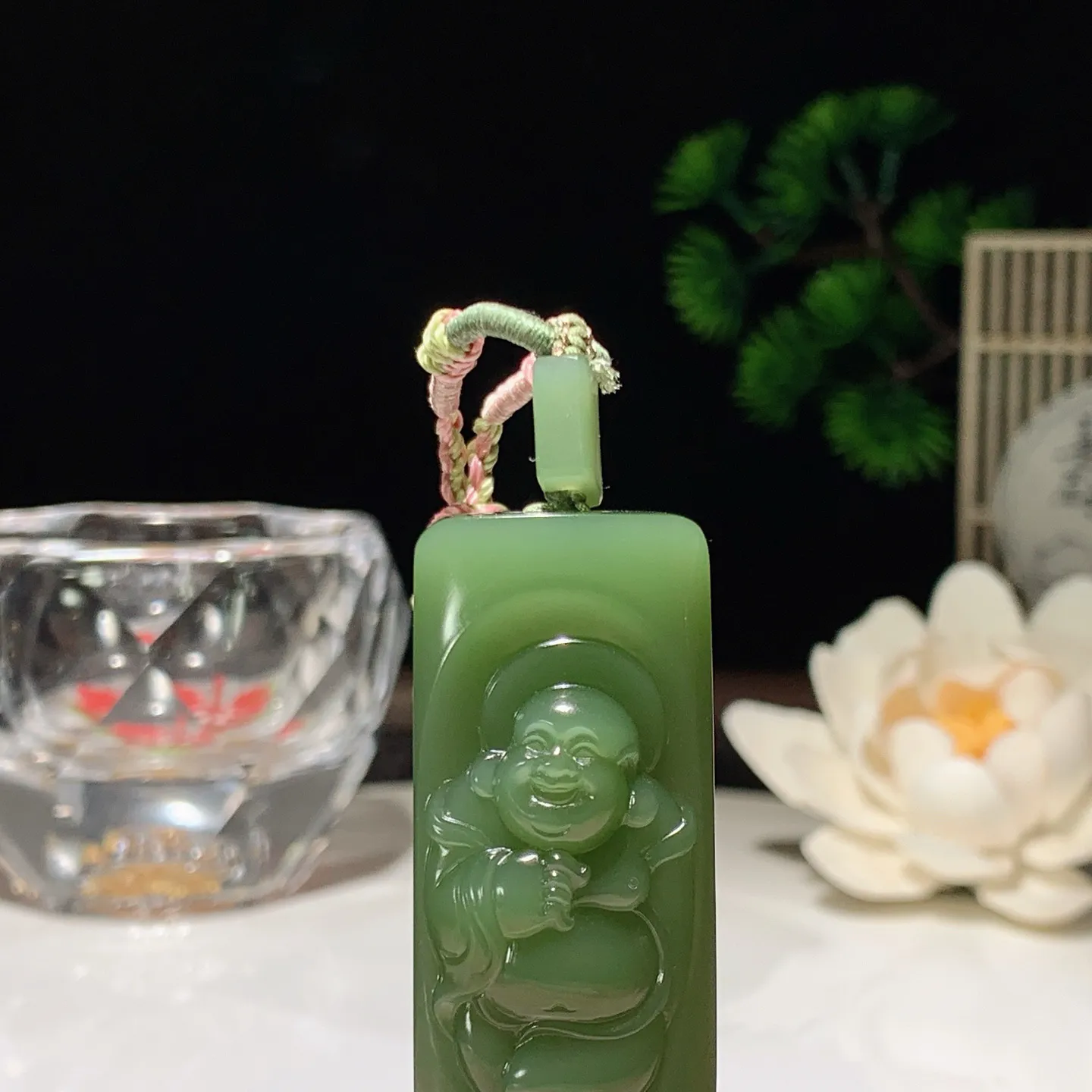 和田玉阳绿俄罗斯碧玉佛引福来牌子挂件 尺寸45/21/12重27.5克 玉质细腻油润。无裂无杂无结构 手推出油。佩戴高端典雅。lt260205