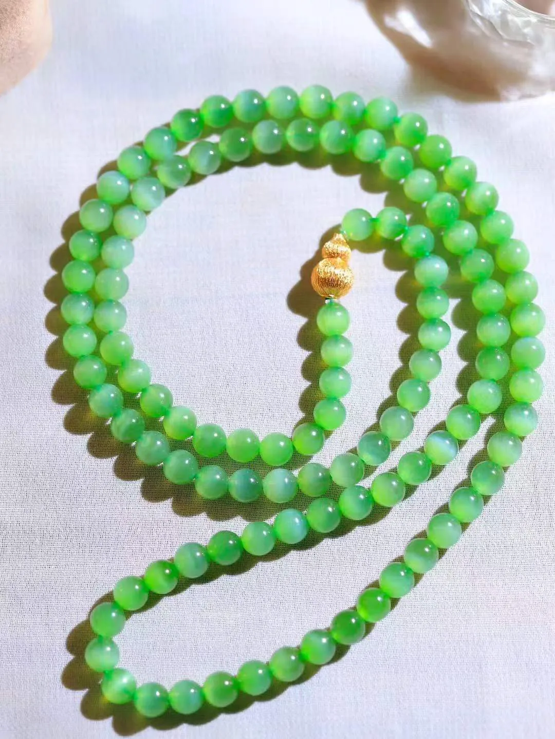 【珠圆玉润.项链】

精品和田玉碧玉猫眼珠圆玉润项链 玉质温润细腻  整串打磨圆润，佩戴舒适。珠珠落玉盘，间关莺语花底滑，一生美好时光，无论身在何处，都有它相伴相守。事事顺遂，幸福美满，吉祥如意。重35.6克 尺寸取一6mm  8920478A