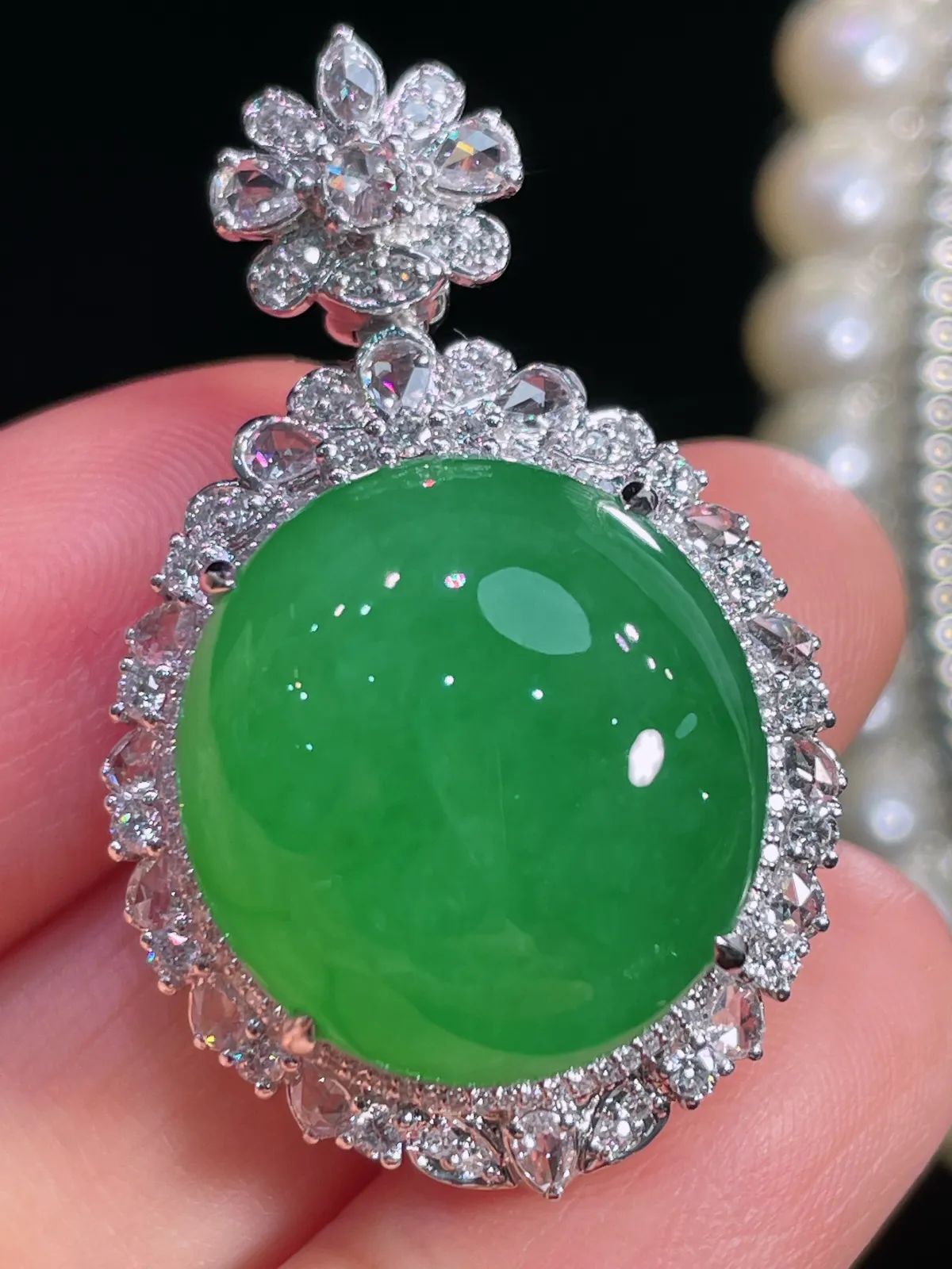 天然缅甸翡翠A货
满绿蛋面吊坠
18k金镶嵌钻石 
细腻水灵