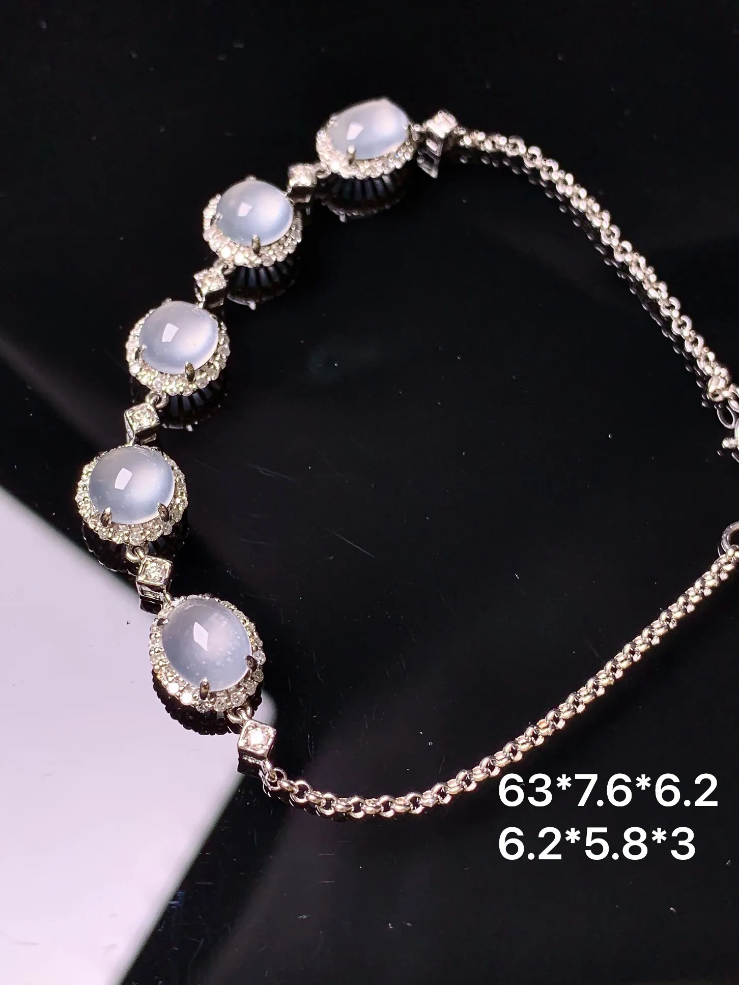 18k金钻镶嵌冰种蛋面手链 玉质细腻 色泽艳丽清新 整体尺寸63*7.6*6.2