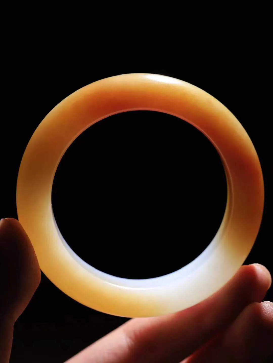 （一见倾心.手镯）

精品和田玉糖白玉手镯，玉质温润细腻 油性十足 手感舒适，高华雅逸，线条流畅，简约大气，美自天成，素雅高贵。佩戴于腕间，婉约之美，举手投足间透出那低调奢华。重81克 尺寸54-15.3-10.7mm1627430T