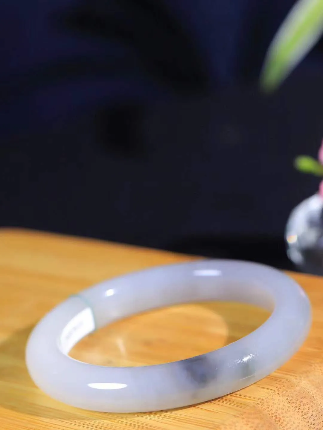 （一见钟情.手镯）

精品️和田玉烟紫白双色手镯，玉质温和莹润，精光内蕴，手感舒适。整器简约，打