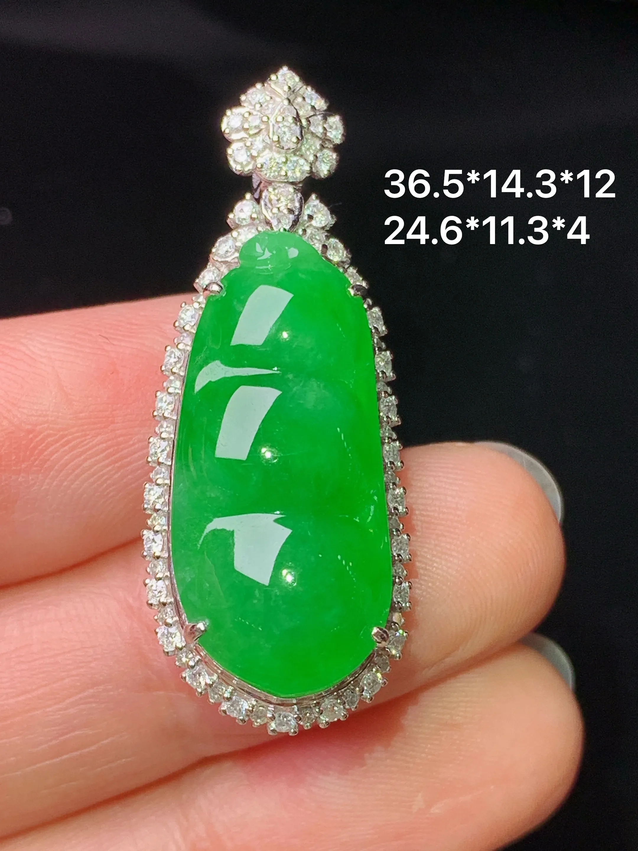 18k金钻镶嵌满绿四季豆吊坠 玉质细腻 色泽艳丽清新 整体尺寸36.5*14.3*12