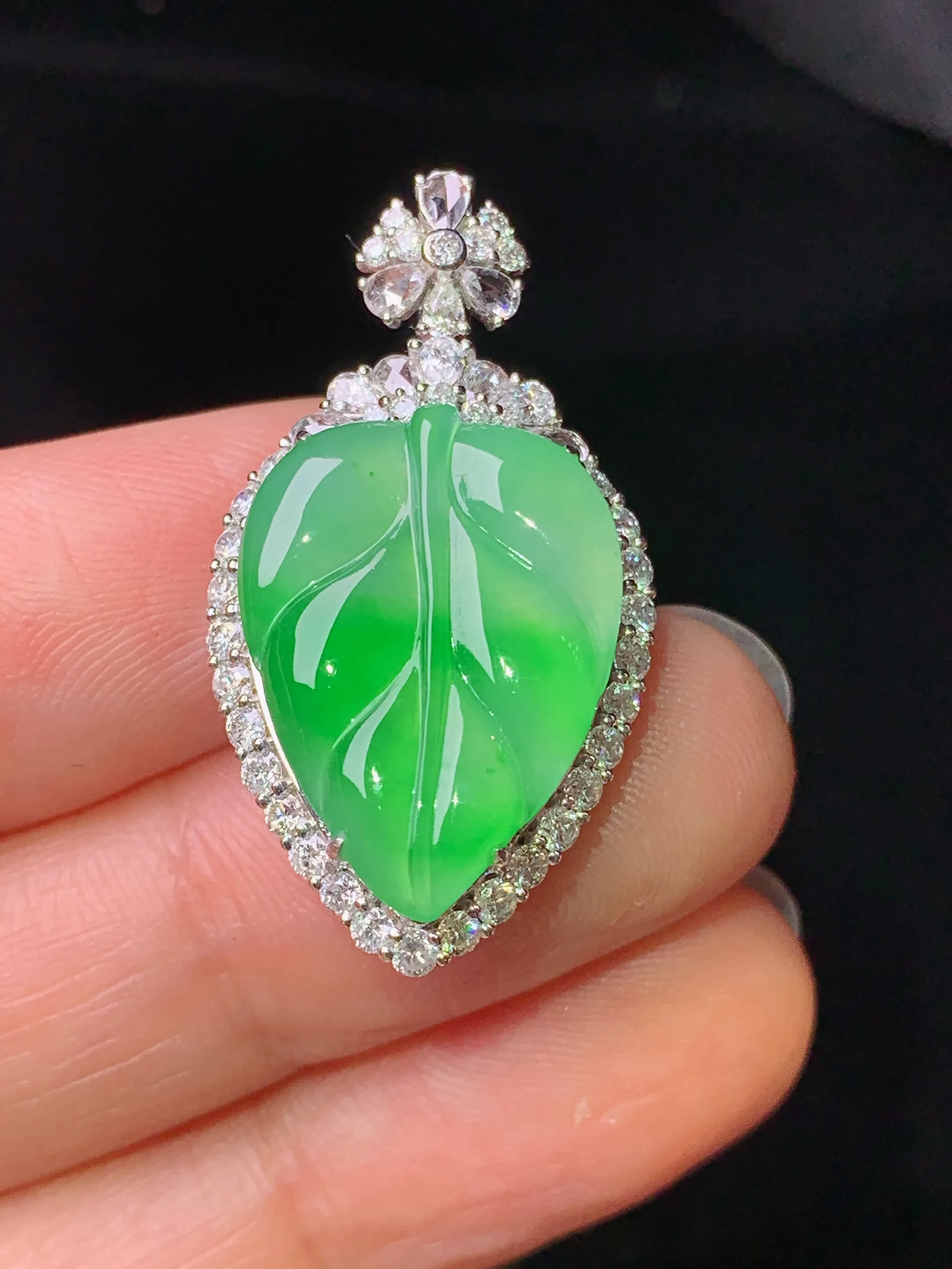 18k金钻镶嵌翠绿树叶吊坠 玉质细腻 色泽艳丽清新 整体尺寸31.8*17.2*8