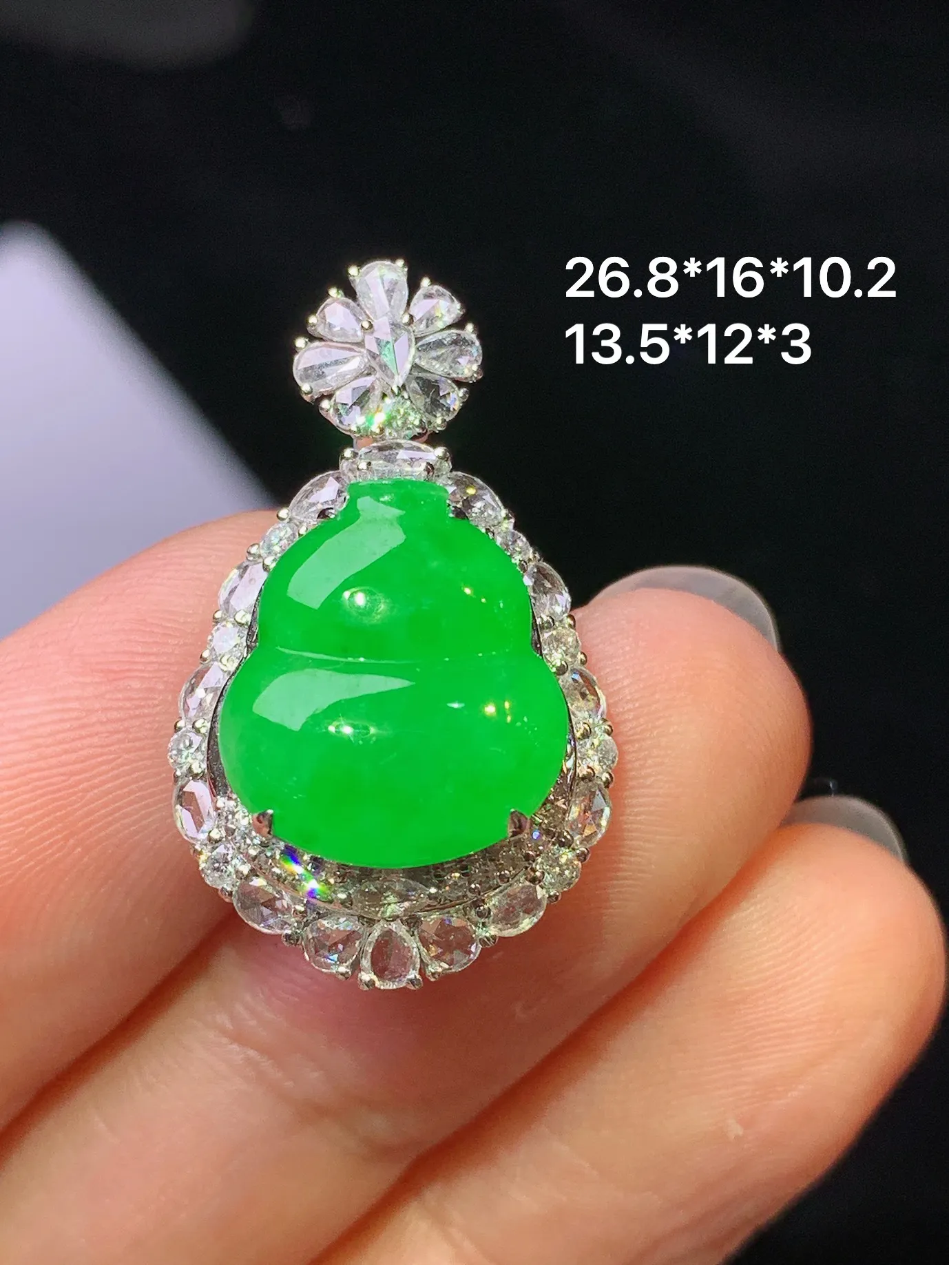 18k金钻镶嵌满绿葫芦吊坠 玉质细腻 色泽艳丽清新 整体尺寸26.8*16*10.2