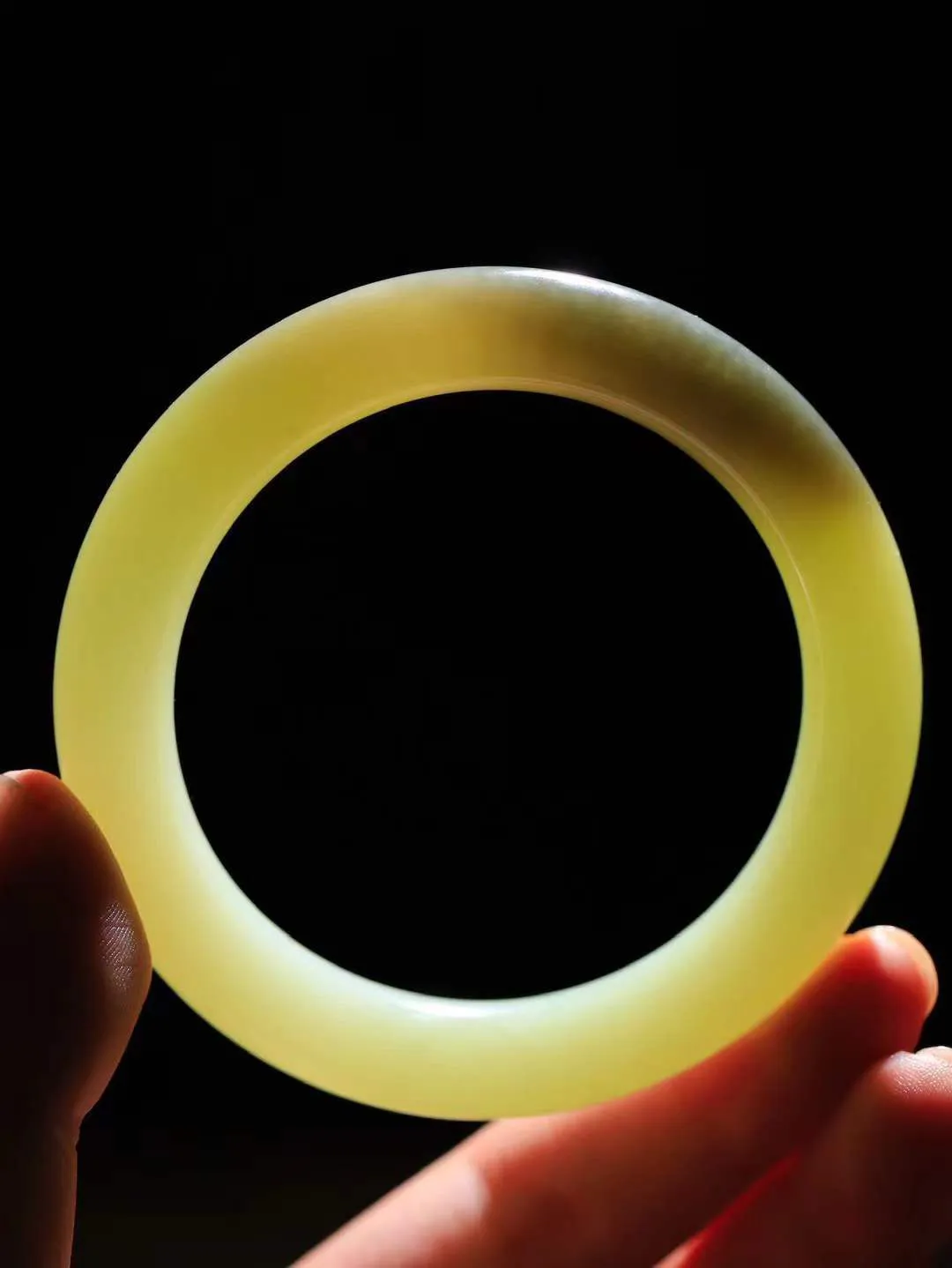 【情有独钟.手镯】

精品和田玉双色手镯 玉质温润细腻 油性十足 手感舒适，高华雅逸，线条流畅，简约大气，美自天成，素雅高贵。佩戴于腕间，婉约之美，举手投足间透出那低调奢华。重61.7克 内径57mm 尺寸11.5-11mm   FDL-7924551