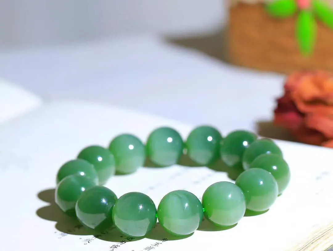 （猫眼手串）

精品和田玉碧玉猫眼圆珠手串 质地温润灵动 猫眼儿般的光中，有波光潋滟，也有梦幻清韵