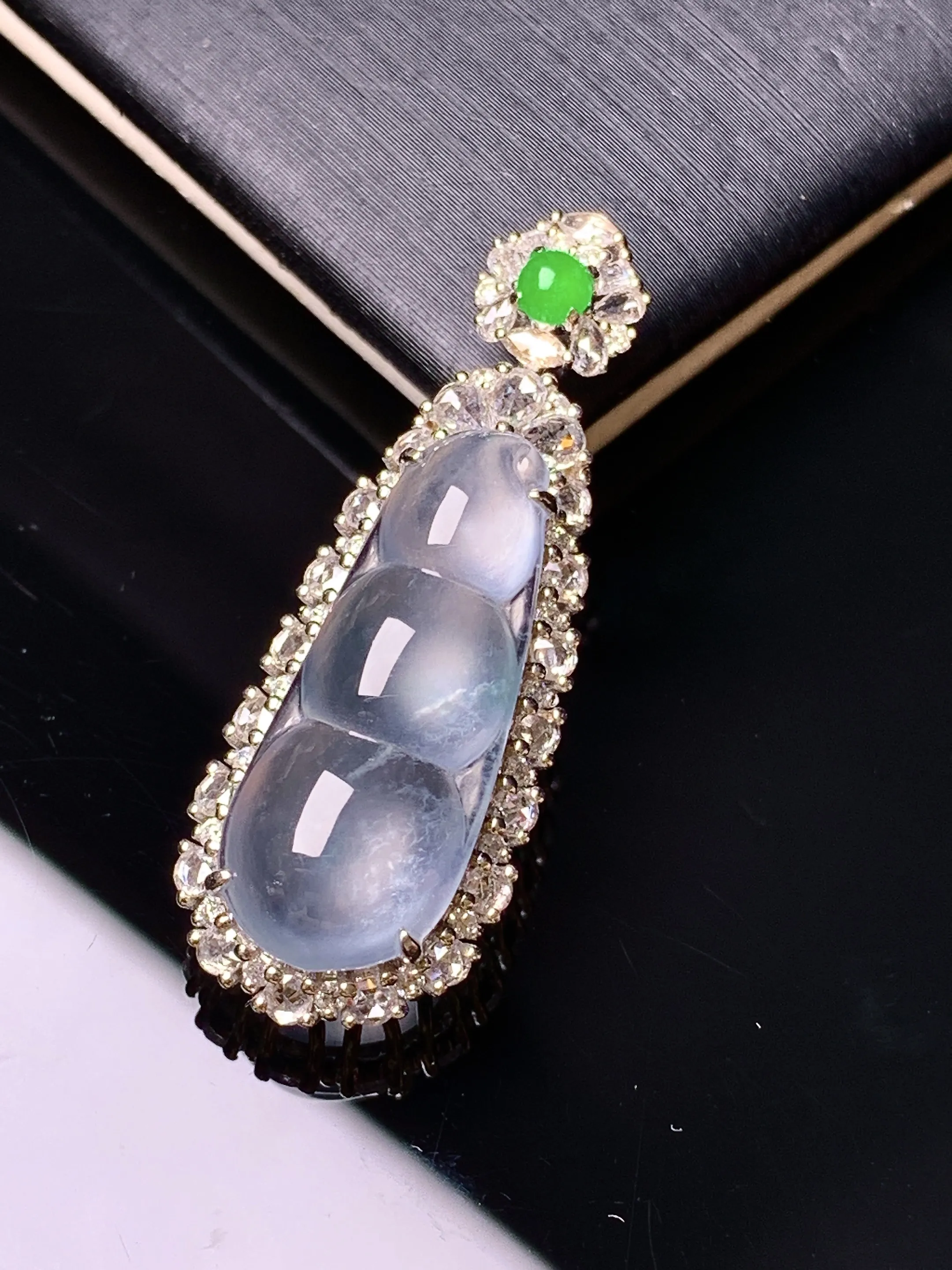 18k金钻镶嵌冰种四季豆吊坠 玉质细腻 色泽艳丽清新 整体尺寸33.8*12.6*9.2