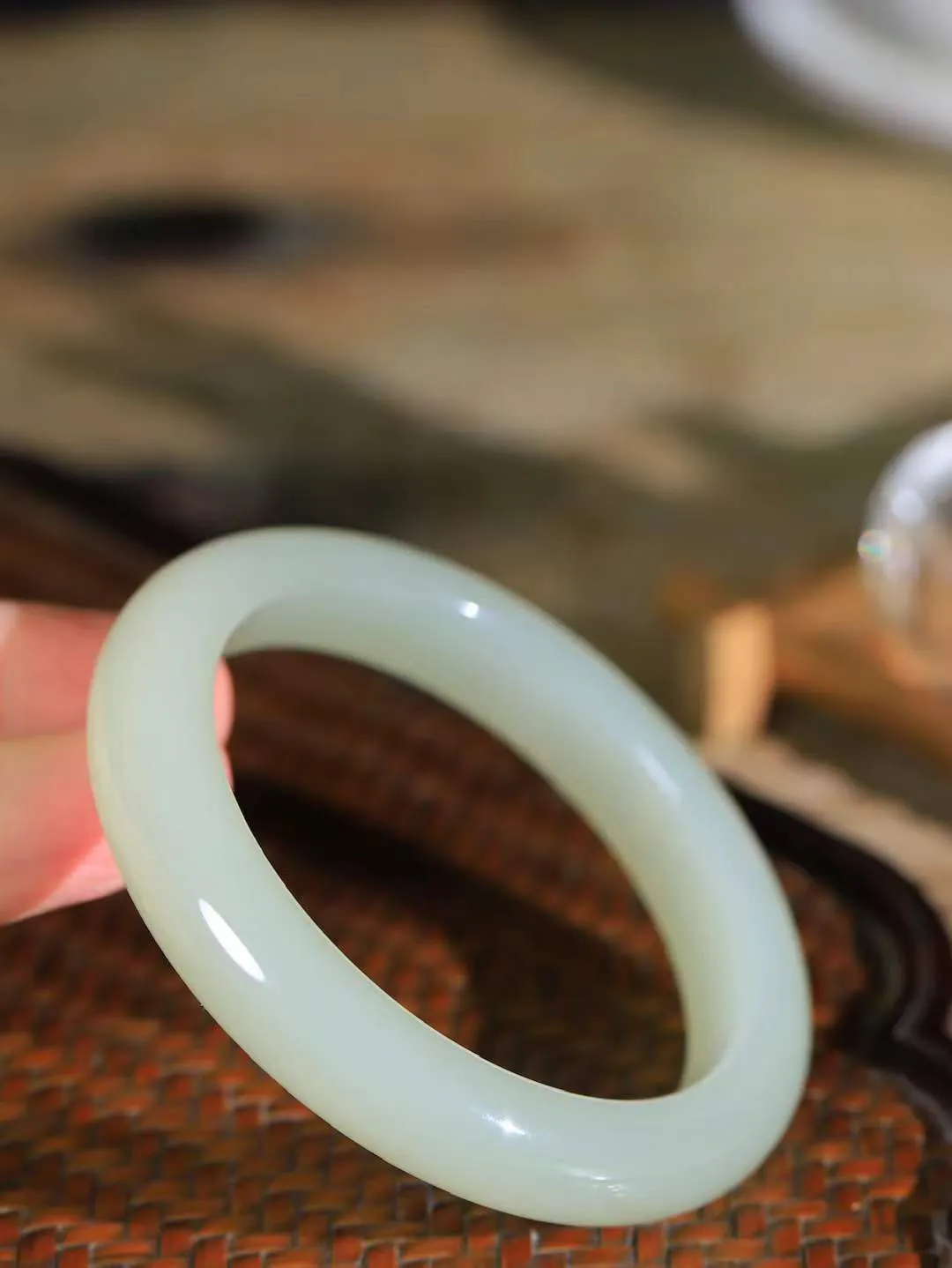 【晴水相伴.镯】

精品️和田玉晴水手镯，以其淡雅的晴水色调，成为腕间的一抹亮色。玉质细腻，触感温润，佩戴它，感受玉石的温度与自然的灵性，让每一天都充满诗意与美好。重57克  尺寸58.5-11.8-9.3mm   7520454L