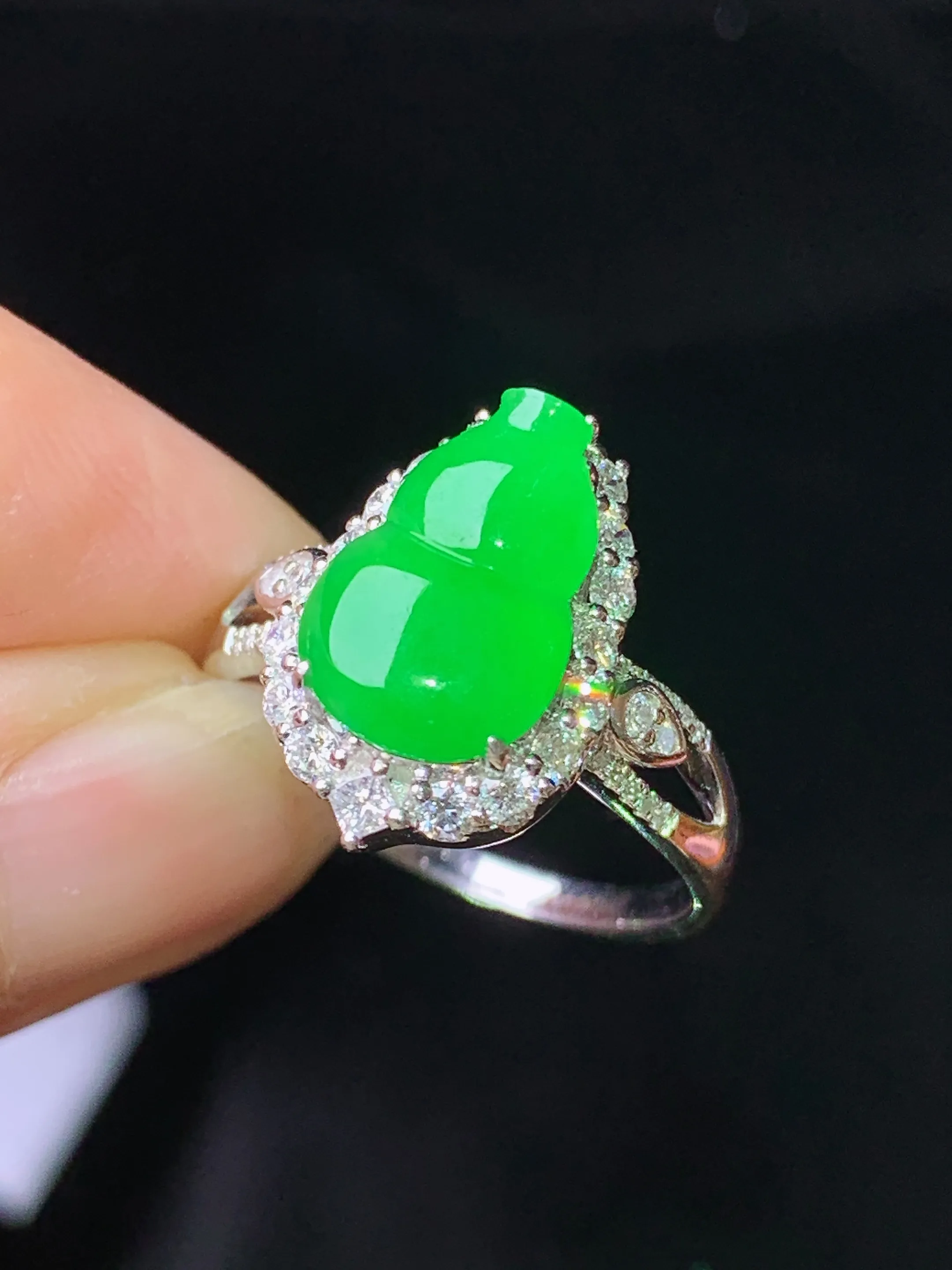 18k金钻镶嵌满绿葫芦戒指 玉质细腻 色泽艳丽清新 圈口14.5 整体尺寸16*10.8*7.7