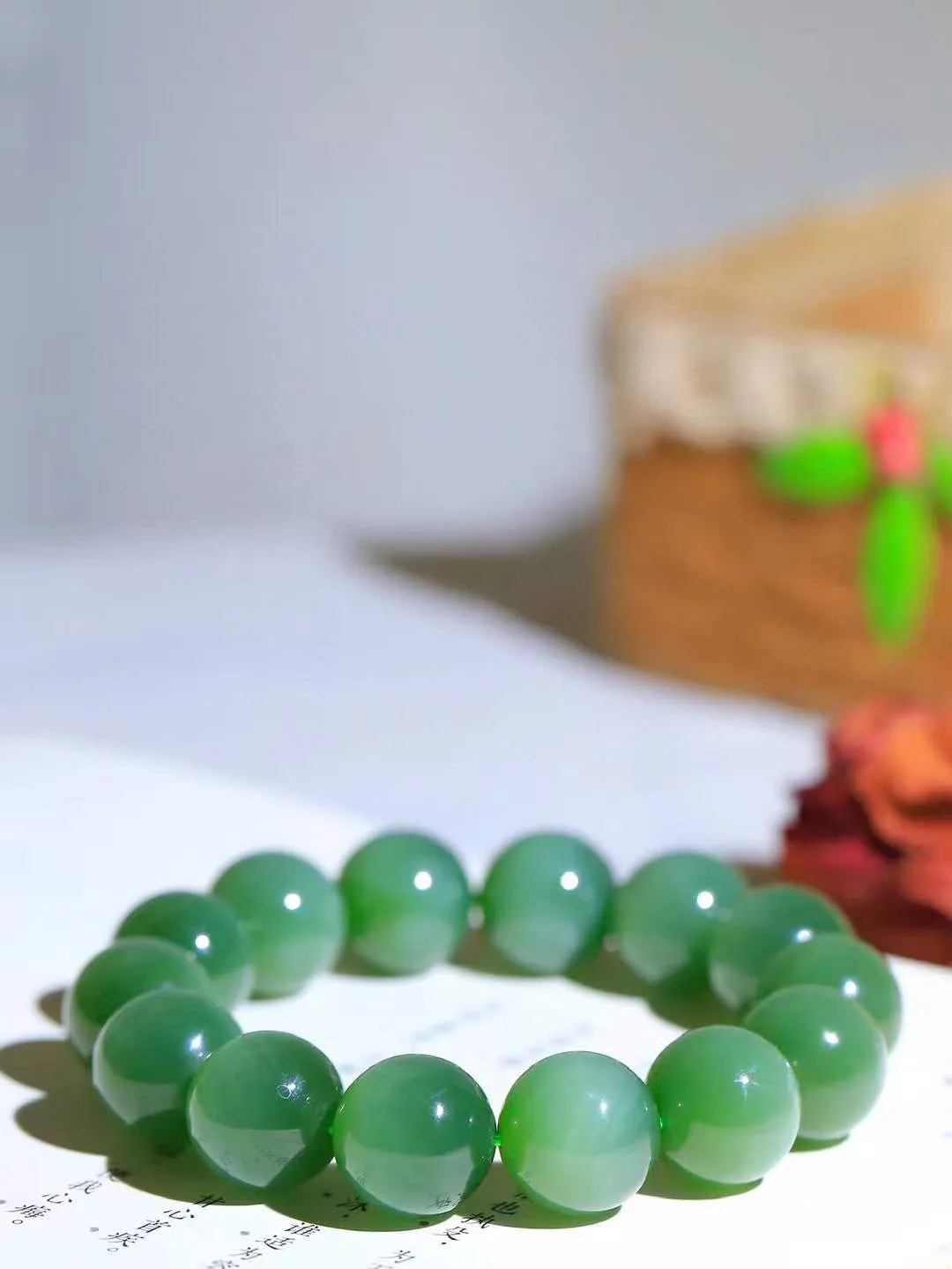 （猫眼手串）

精品和田玉碧玉猫眼圆珠手串 质地温润灵动 猫眼儿般的光中，有波光潋滟，也有梦幻清韵