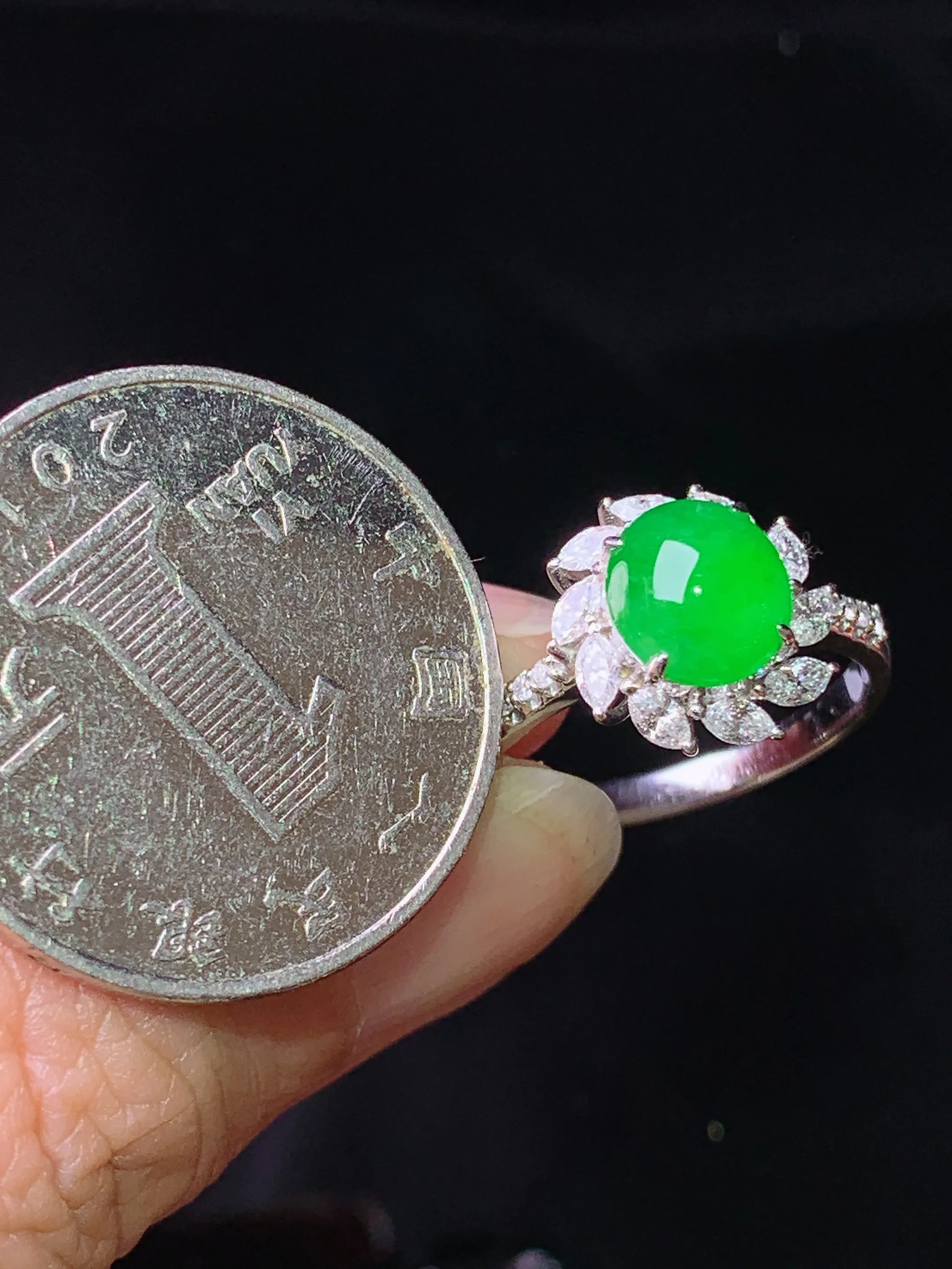 18k金钻镶嵌满绿蛋面戒指 玉质细腻 色泽艳丽清新 圈口15 整体尺寸11.8*7.8