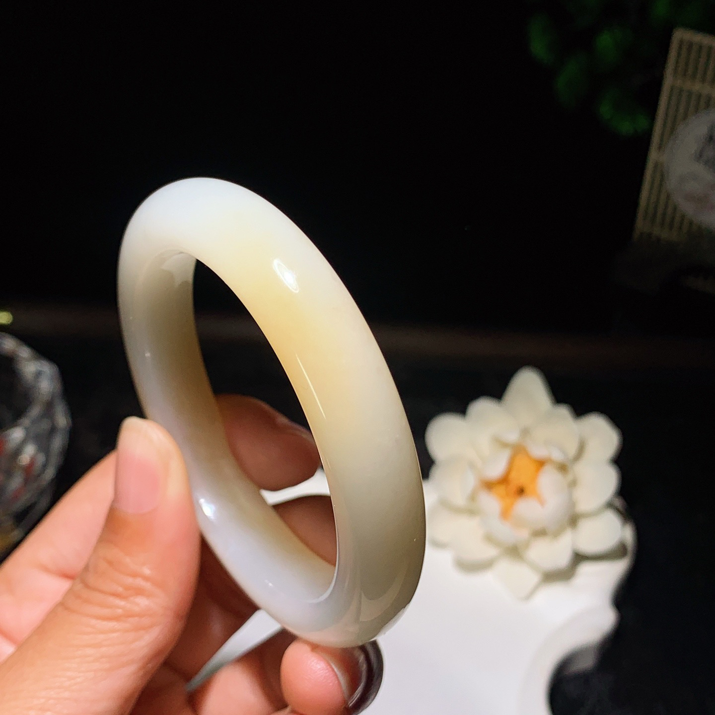 53圈口 新疆和田玉羊脂白且末糖手镯 53圈口条宽11厚9重49克。玉质细腻油润。手推出油。佩戴高端典雅。lt260205