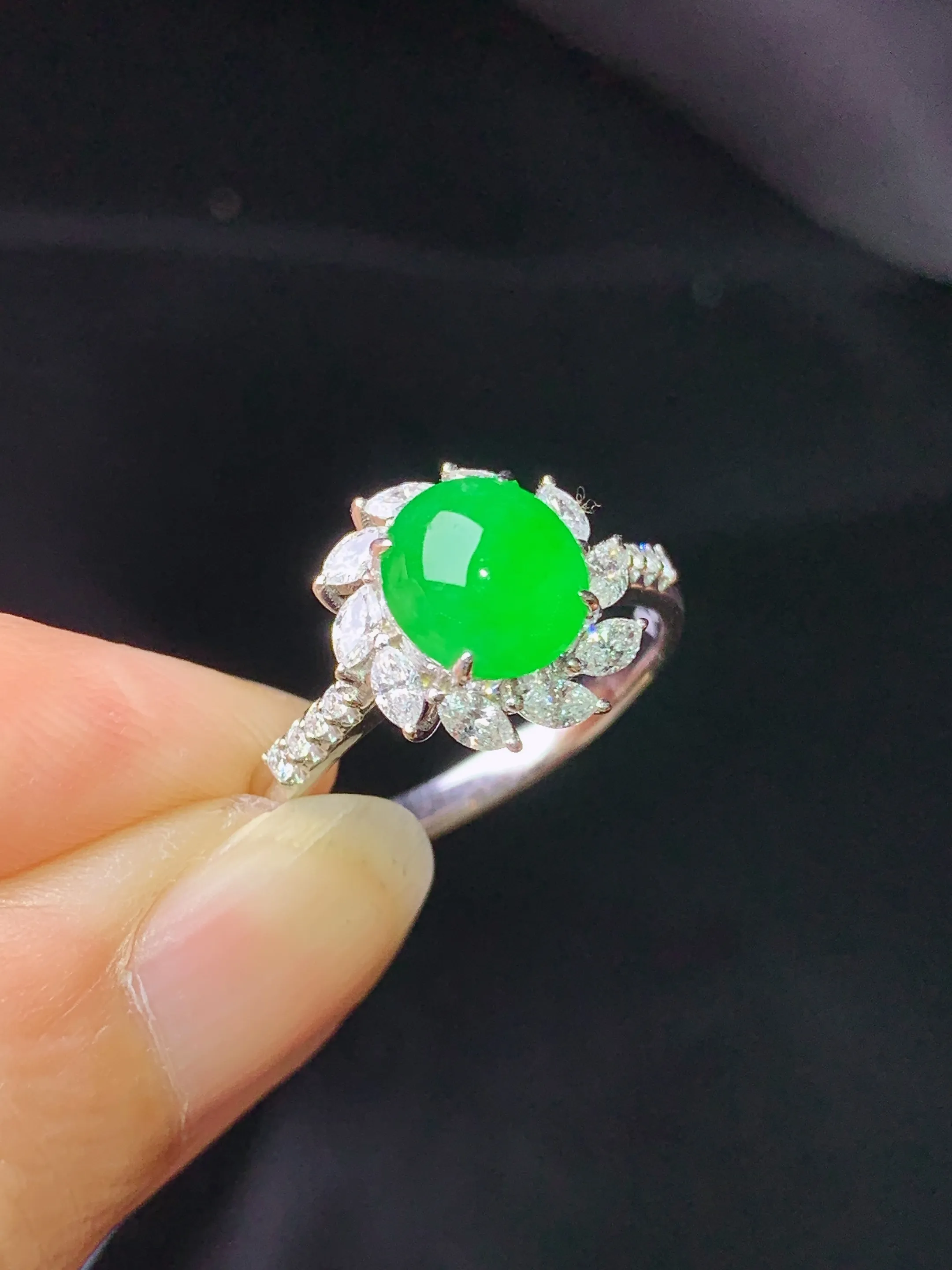 18k金钻镶嵌满绿蛋面戒指 玉质细腻 色泽艳丽清新 圈口15 整体尺寸11.8*7.8