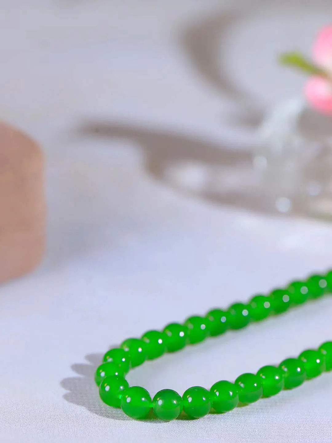 【珠圆玉润.项链】

精品和田玉碧玉珠圆玉润项链 玉质温润细腻  整串打磨圆润，佩戴舒适。珠珠落玉盘，间关莺语花底滑，一生美好时光，无论身在何处，都有它相伴相守。事事顺遂，幸福美满，吉祥如意。重39克 尺寸取一6mm  8920478A