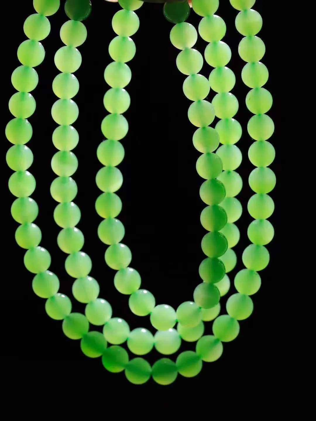 【珠圆玉润.项链】

精品和田玉碧玉珠圆玉润项链 玉质温润细腻  整串打磨圆润，佩戴舒适。珠珠落玉盘，间关莺语花底滑，一生美好时光，无论身在何处，都有它相伴相守。事事顺遂，幸福美满，吉祥如意。重39克 尺寸取一6mm  8920478A