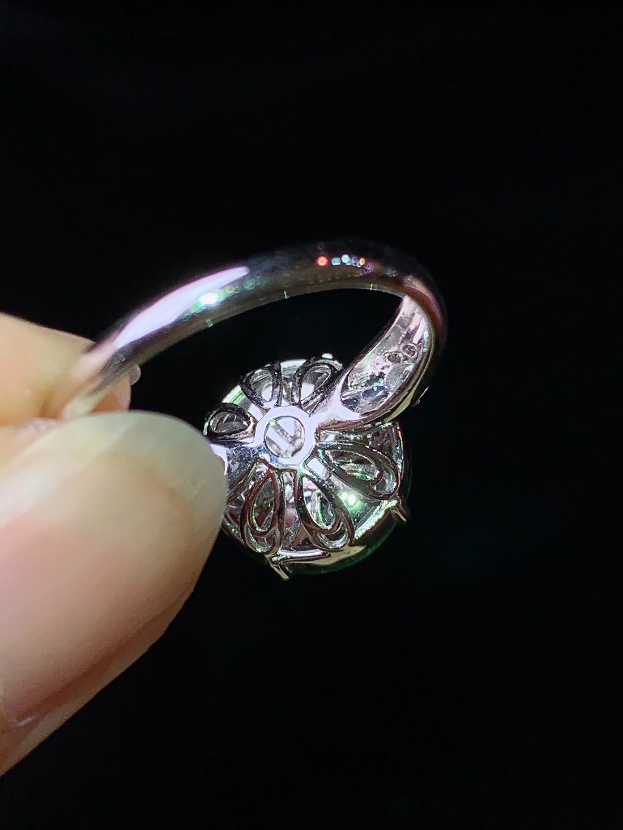 18k金钻镶嵌满绿蛋面戒指 玉质细腻 色泽艳丽清新 圈口14 整体尺寸11.5*11*6.3