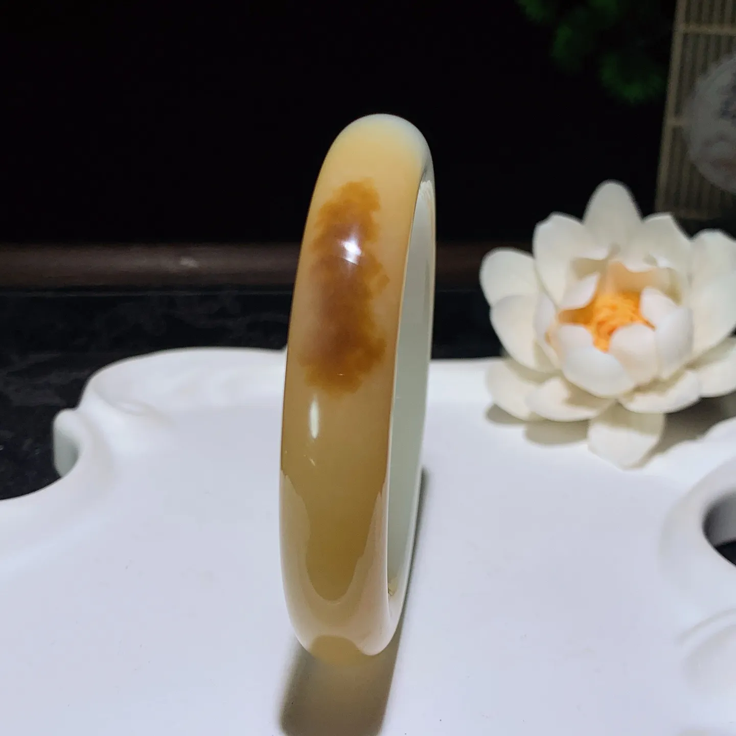 55圈口 新疆和田玉羊脂白且末糖手镯 55圈口条宽12厚9重56克。玉质细腻油润。手推出油。佩戴高端典雅。lt260205