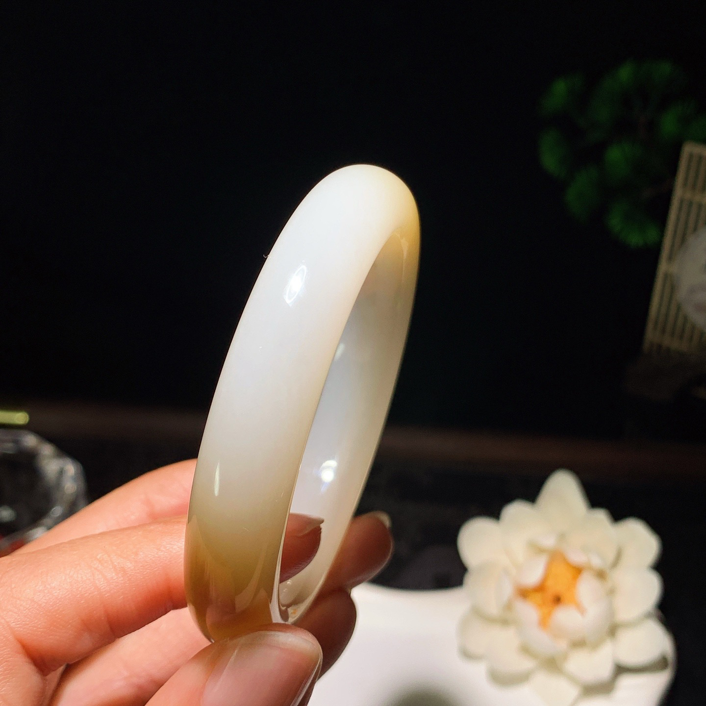 53圈口 新疆和田玉羊脂白且末糖手镯 53圈口条宽11厚9重49克。玉质细腻油润。手推出油。佩戴高端典雅。lt260205