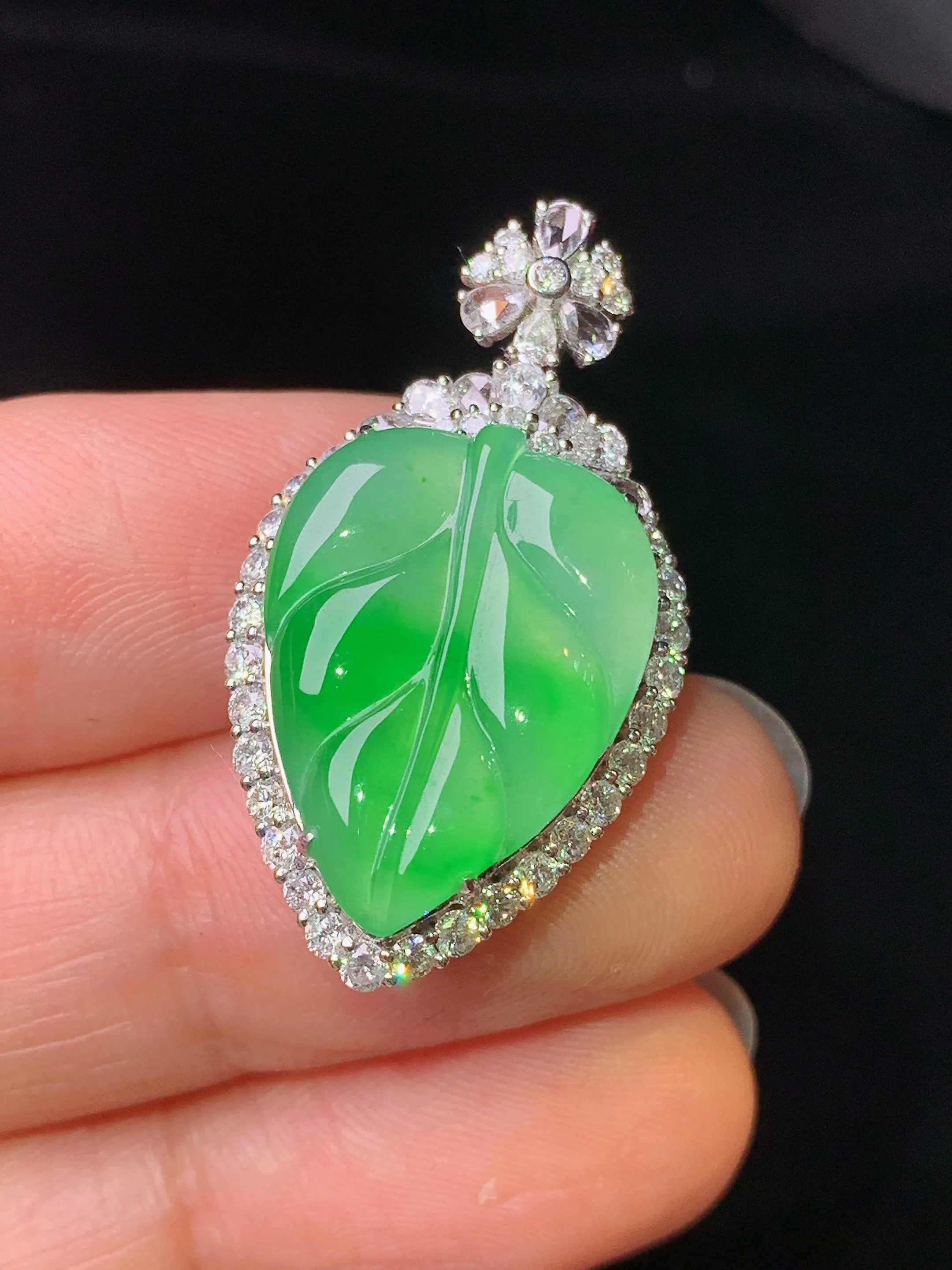 18k金钻镶嵌翠绿树叶吊坠 玉质细腻 色泽艳丽清新 整体尺寸31.8*17.2*8