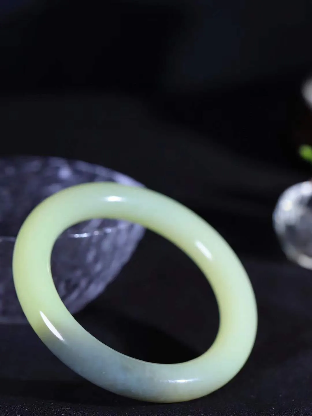 【情有独钟.手镯】

精品和田玉双色手镯 玉质温润细腻 油性十足 手感舒适，高华雅逸，线条流畅，简约大气，美自天成，素雅高贵。佩戴于腕间，婉约之美，举手投足间透出那低调奢华。重61.7克 内径57mm 尺寸11.5-11mm   FDL-7924551