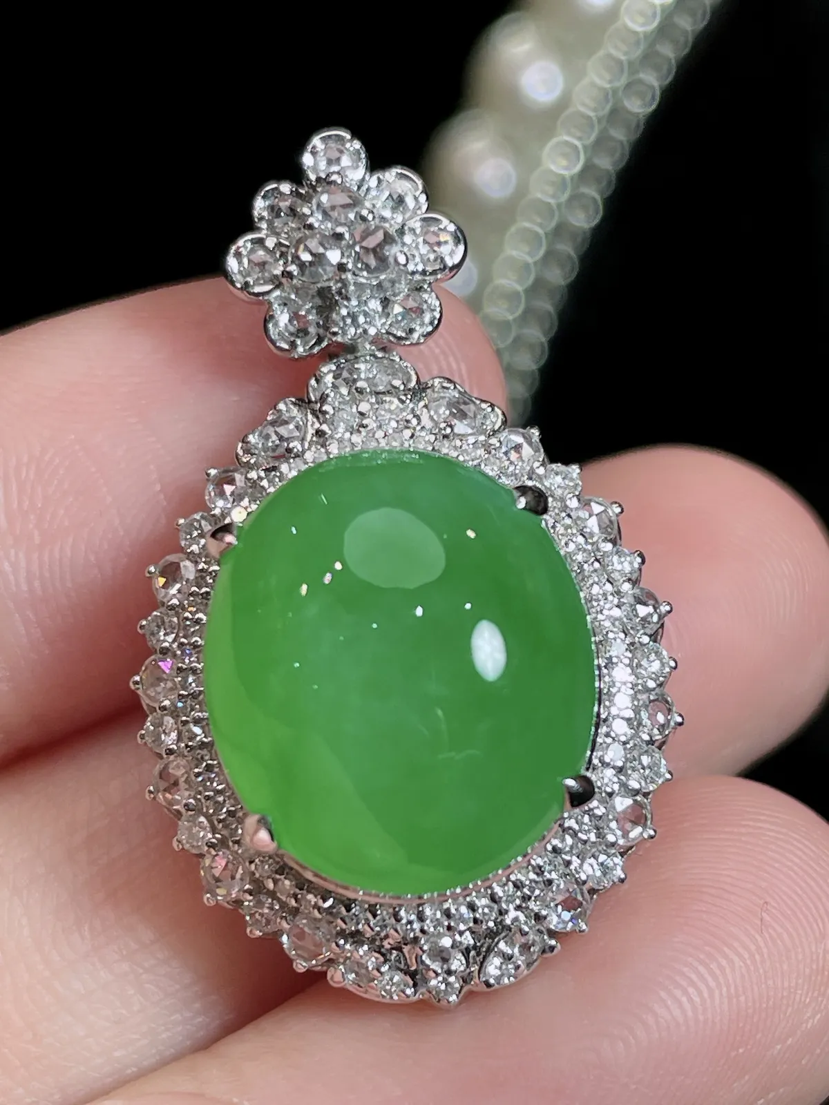 天然缅甸翡翠A货
满绿蛋面吊坠
18k金镶嵌钻石 
细腻水灵 实拍接近