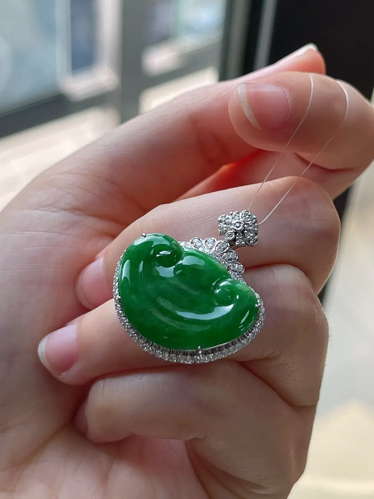 18k金翡翠糯化种满绿如意吊坠