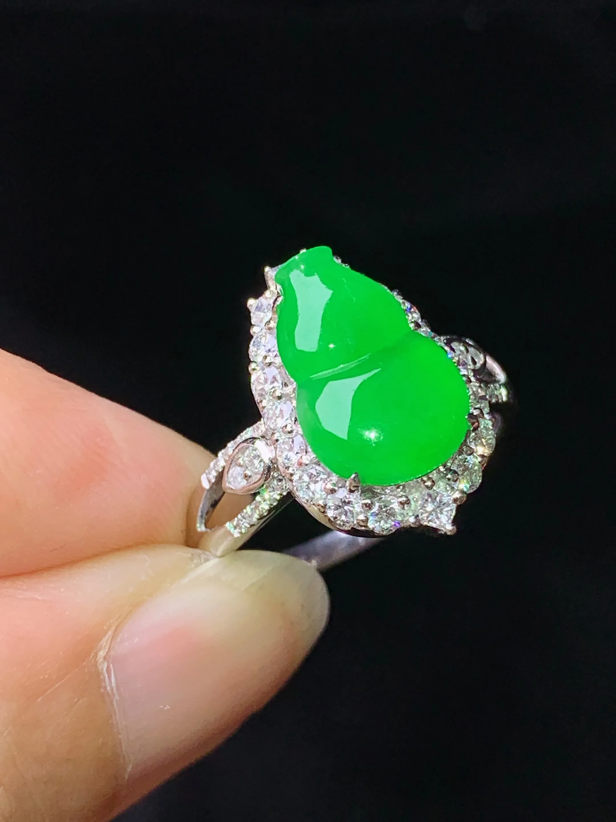 18k金钻镶嵌满绿葫芦戒指 玉质细腻 色泽艳丽清新 圈口14.5 整体尺寸16*10.8*7.7