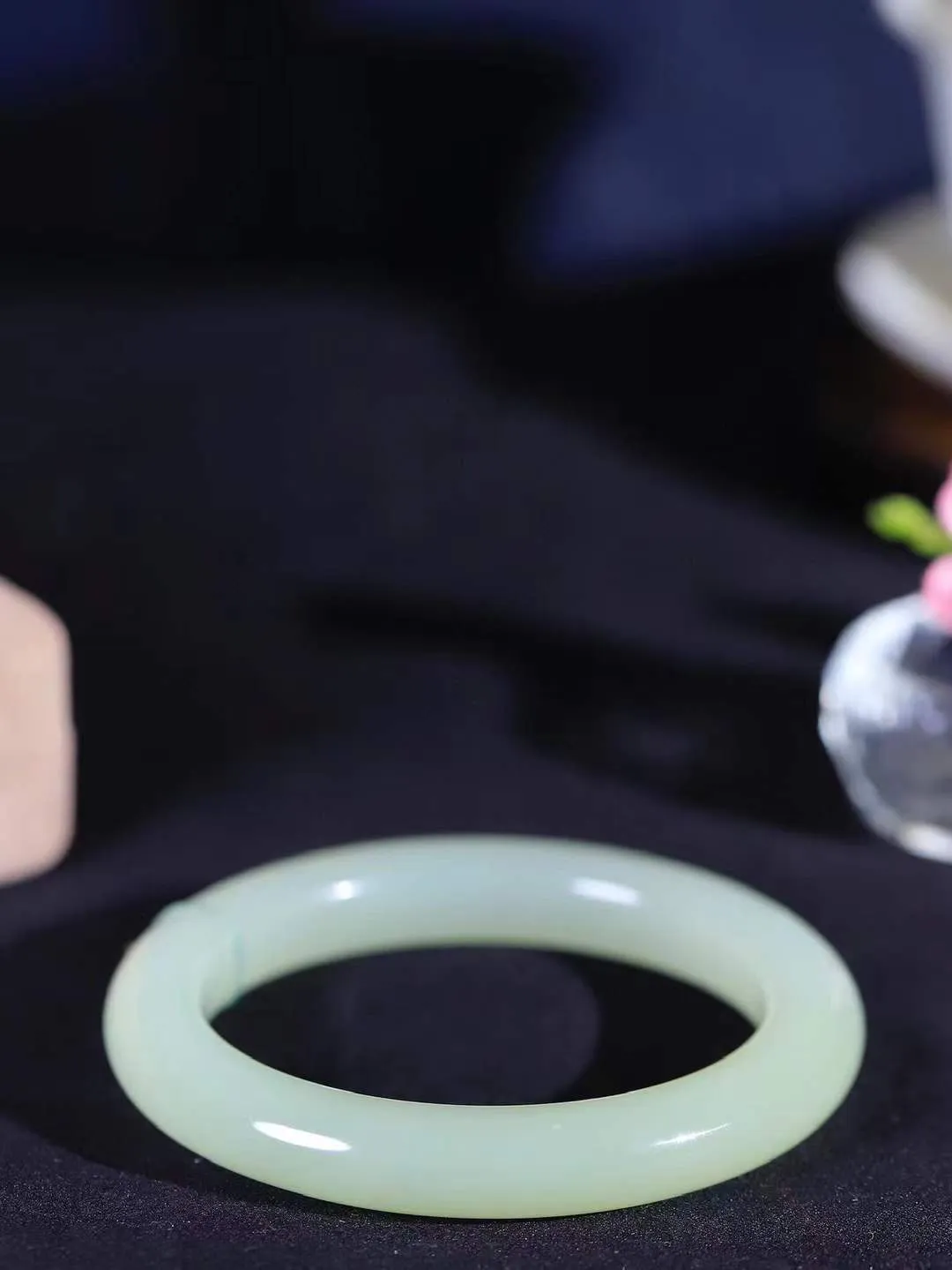 【晴水相伴.镯】

精品️和田玉晴水手镯，以其淡雅的晴水色调，成为腕间的一抹亮色。玉质细腻，触感温