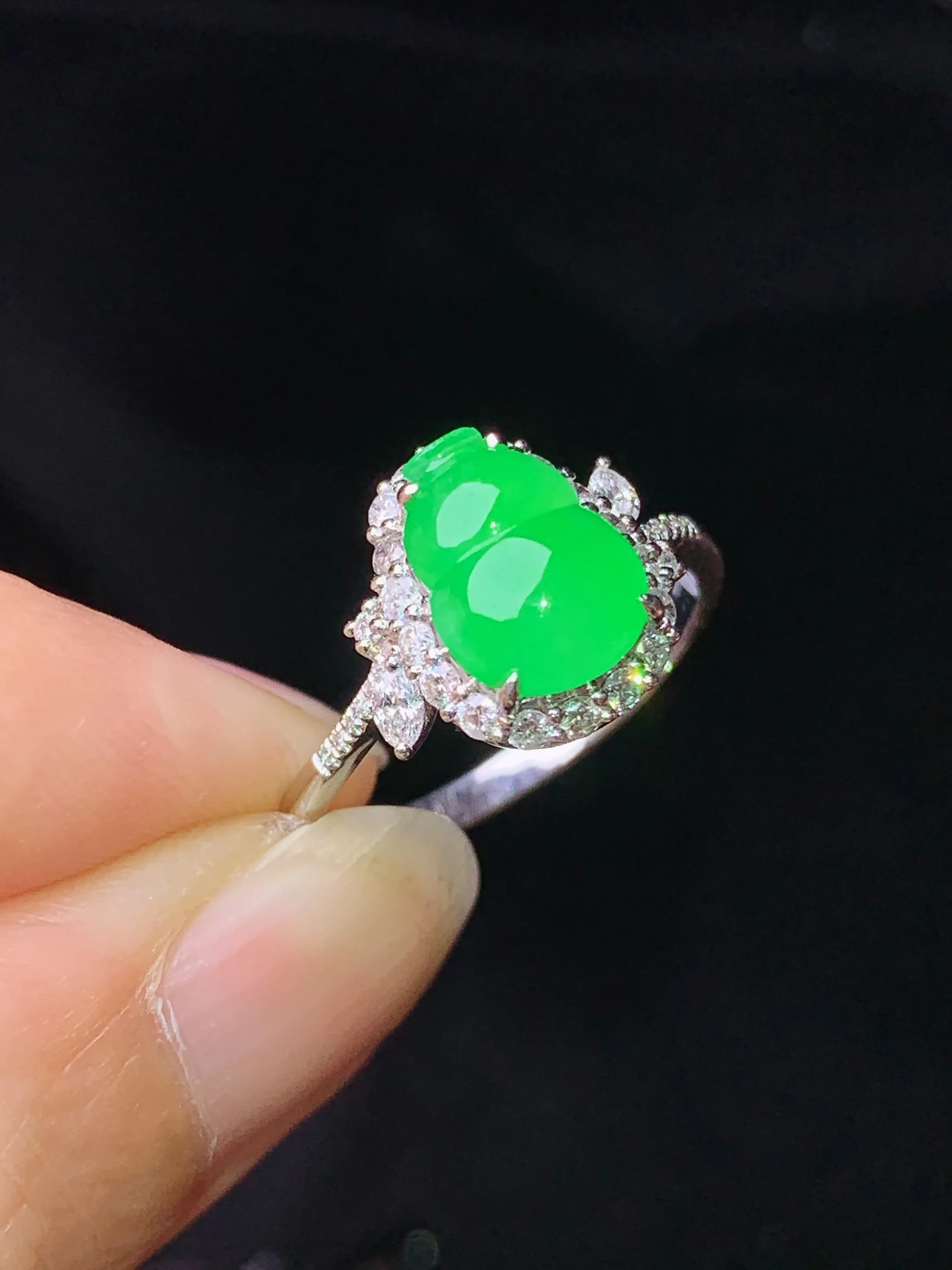 18k金钻镶嵌翠绿葫芦戒指 玉质细腻 色泽艳丽清新 圈口14.5 整体尺寸11.6*12*7