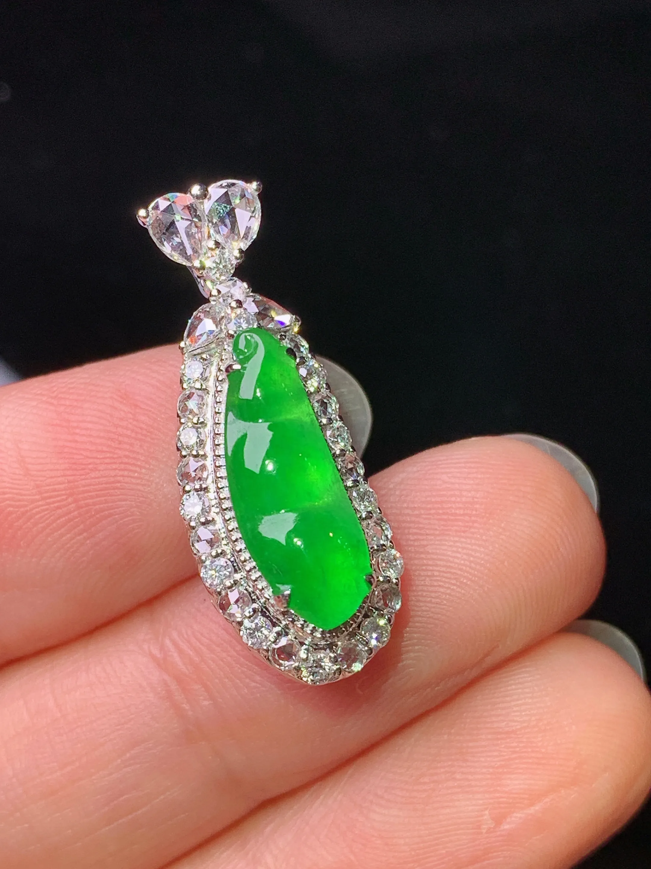 18k金钻镶嵌满绿四季豆吊坠 玉质细腻 色泽艳丽清新 整体尺寸27*10.2*8.5