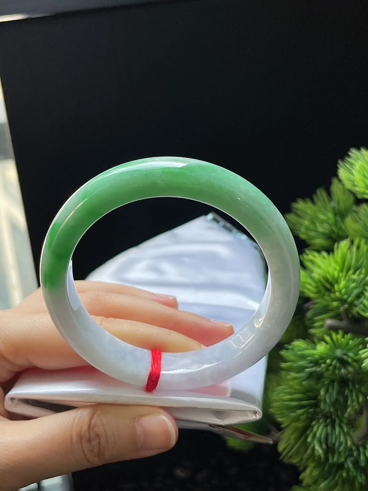 正圈56.6圈口，翡翠糯化种飘绿手镯