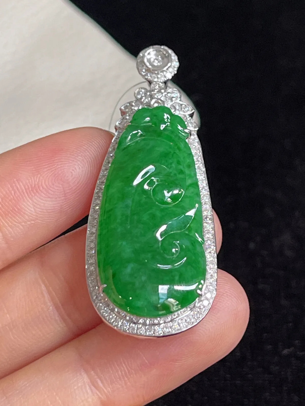 翡翠糯化种绿色如意，印记：G18K,伴钻石