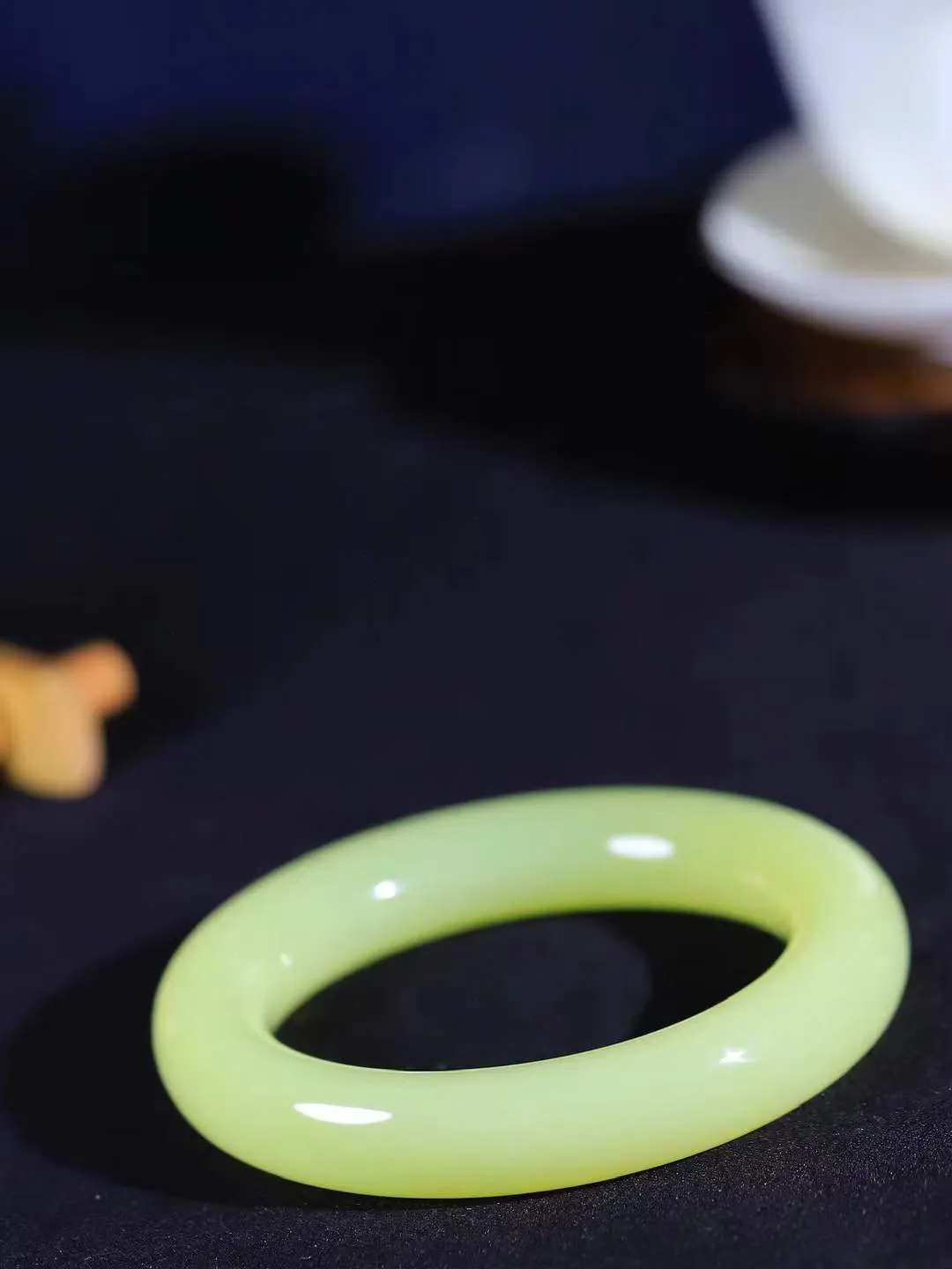 （冬日暖阳.手镯）

精品️和田玉黄口料圆条手镯 质地油润，大气雅致，清风明月潺潺，浮浮洗尽铅