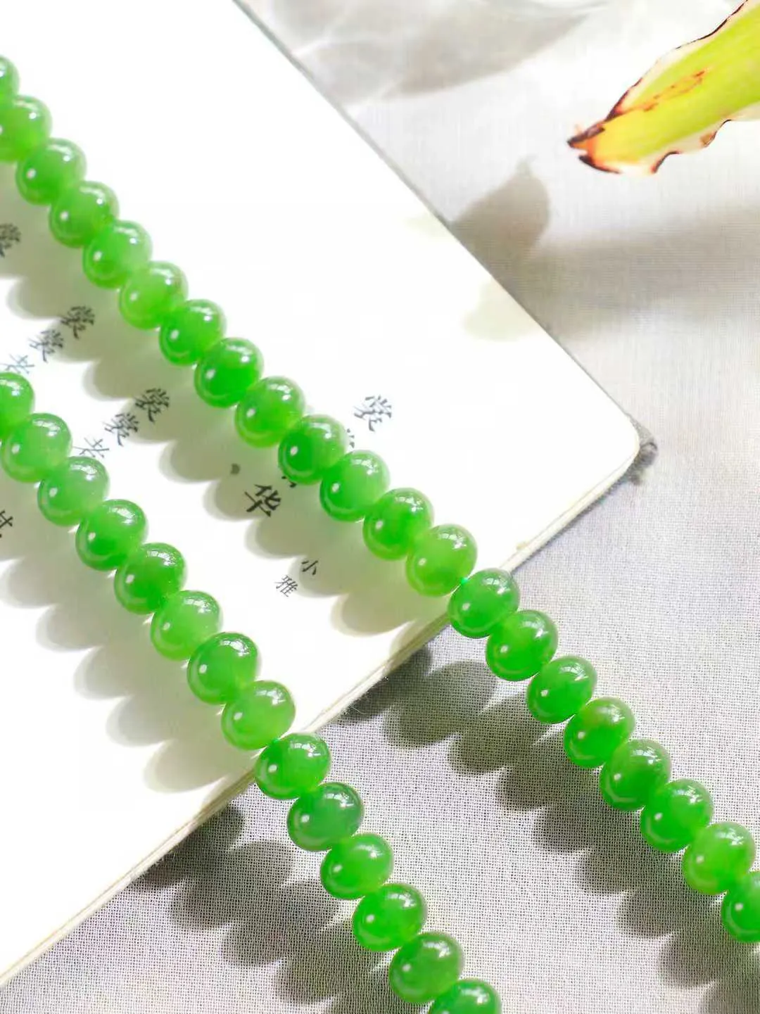 年末清货【算盘珠.挂链】

精品和田玉碧玉108挂链 项链 手链，玉质温润 油性十足 形似算盘珠，静于念间，佛韵在心，轻轻拨动，尘埃落定，浮浮尘世，一念愚即般若绝，一念智即般若生。重69.2克  尺寸取一5.8-7.8mm   66301143O