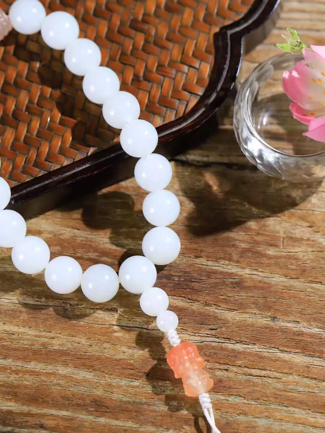 【珠圆玉润.手串】

精品和田玉白玉珠圆玉润手串 玉质温润细腻  整串打磨圆润，佩戴舒适。珠珠落玉盘，间关莺语花底滑，一生美好时光，无论身在何处，都有它相伴相守。事事顺遂，幸福美满，吉祥如意。重44.7克 尺寸取一11mm FDL-1620500