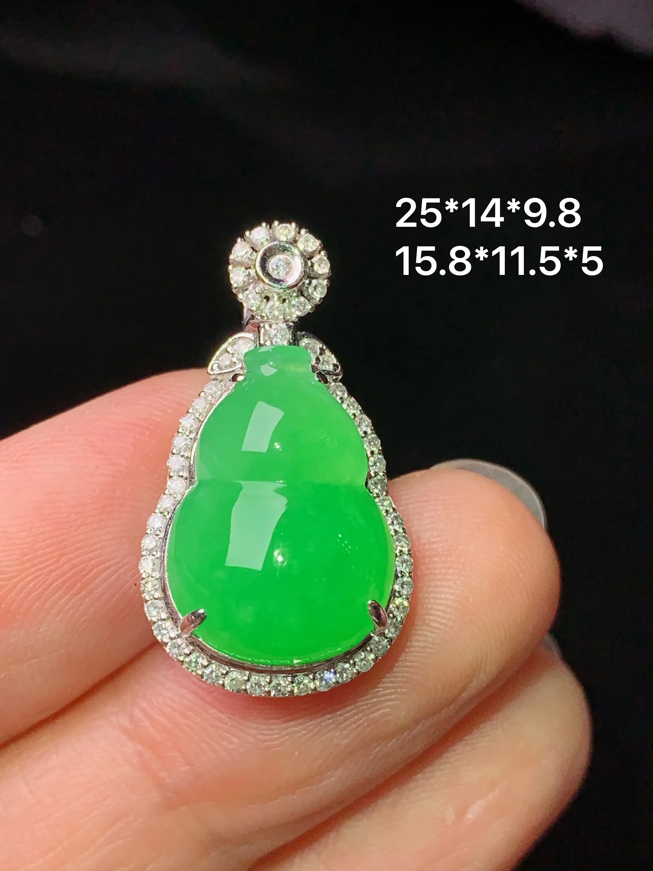 18k金钻镶嵌翠绿葫芦吊坠 玉质细腻 色泽艳丽清新 整体尺寸25*14*9.8