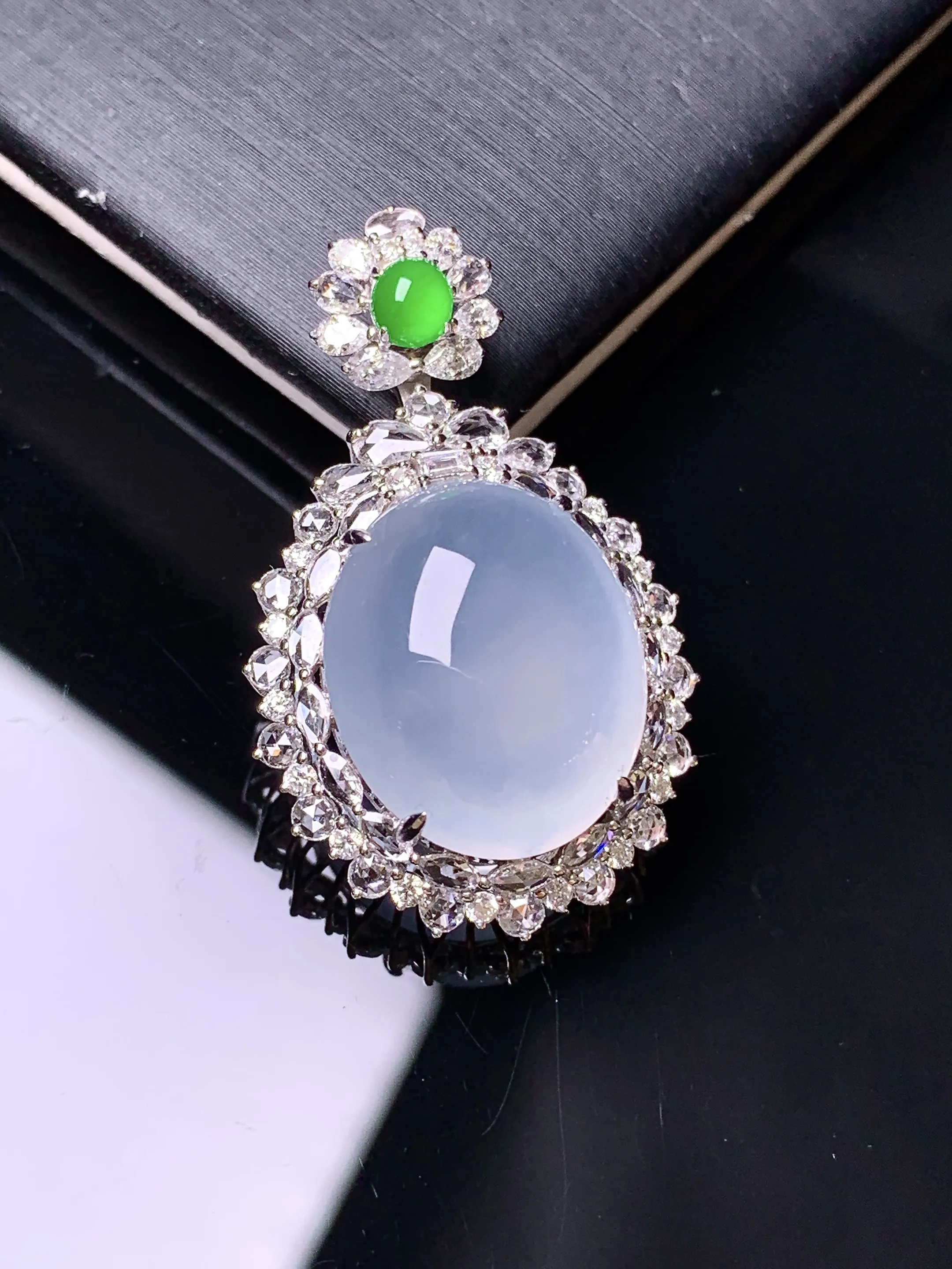 18k金钻镶嵌冰种蛋面吊坠 玉质细腻 色泽艳丽清新 整体尺寸32*19.5*10.8