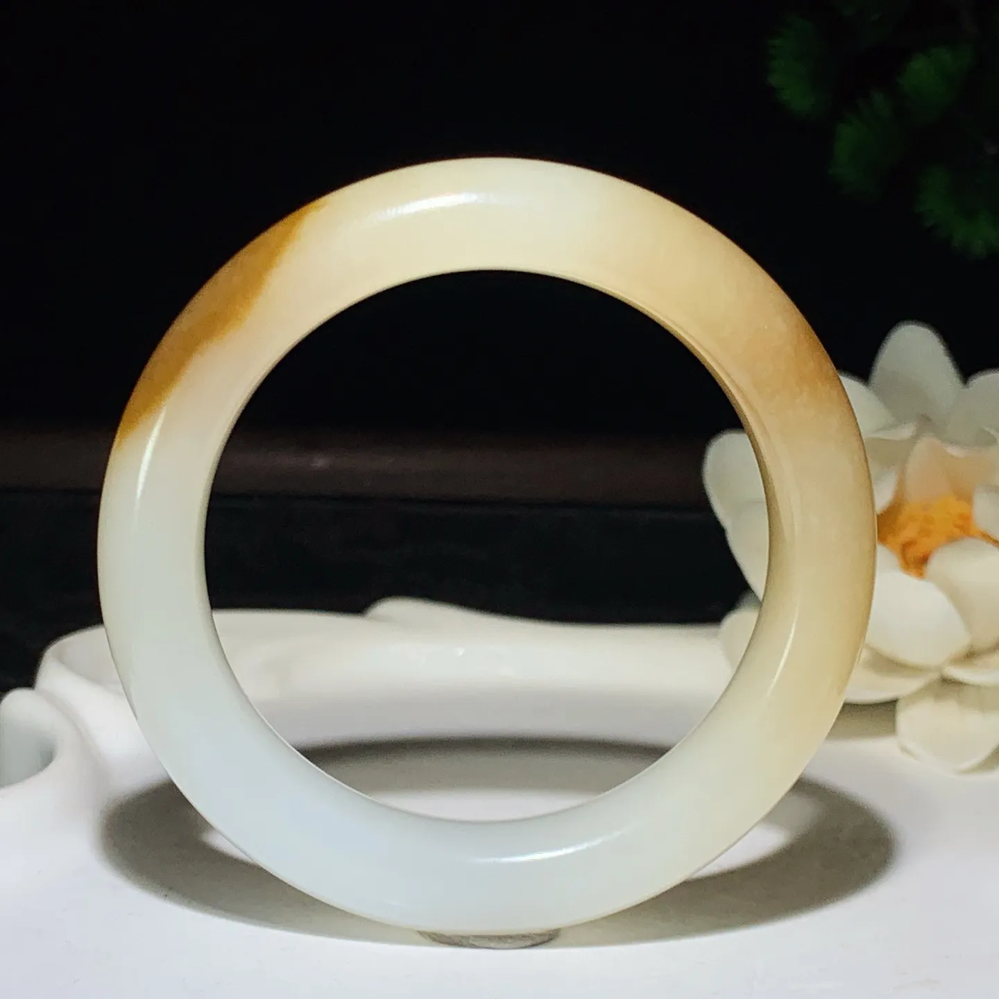 新疆和田玉羊脂白且末糖手镯 52圈口条宽12厚9重57.5克。玉质细腻油润。手推出油。佩戴高端典雅。