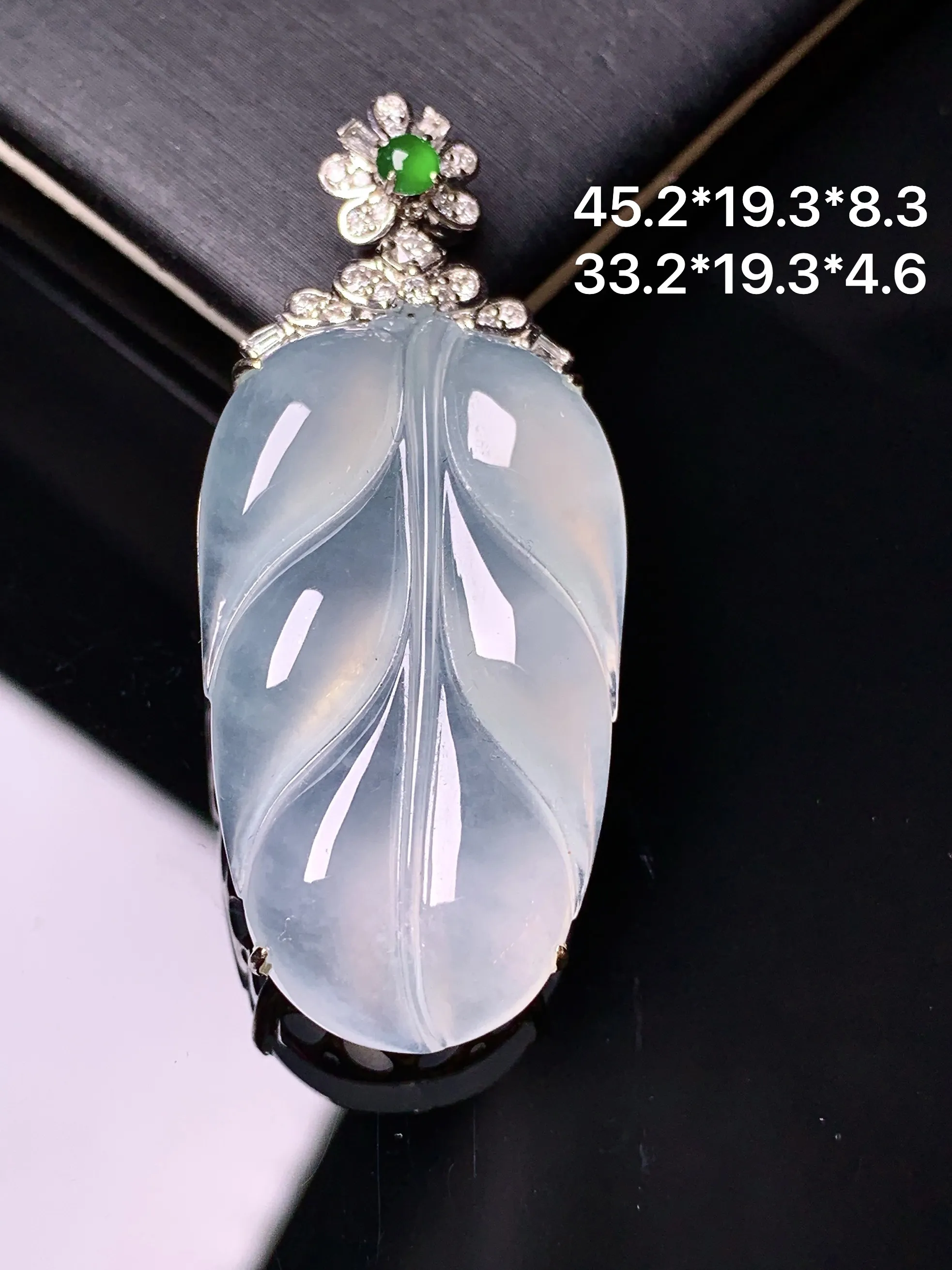 18k金钻镶嵌冰种树叶吊坠 玉质细腻 色泽艳丽清新 整体尺寸45.2*19.3*8.3