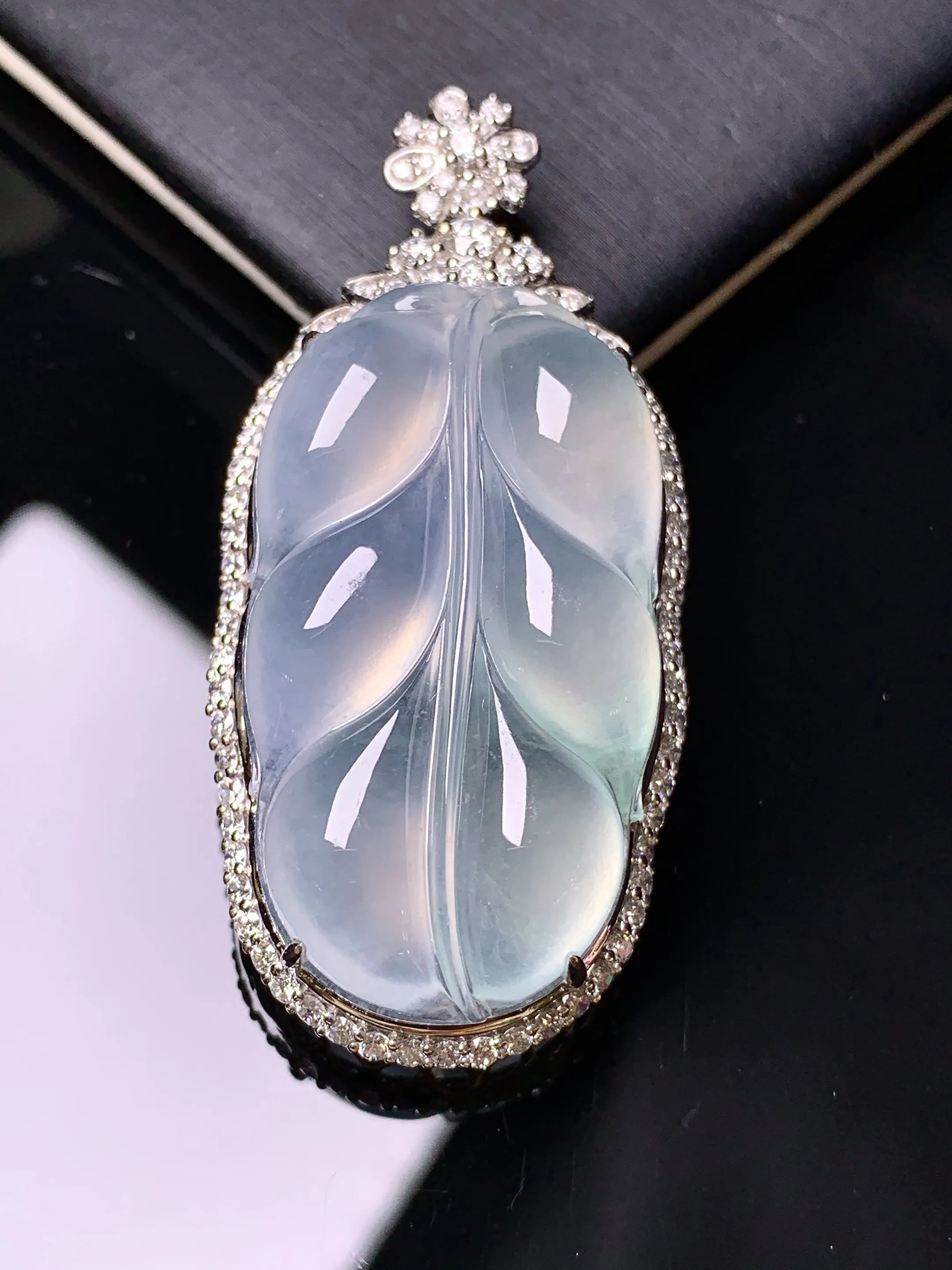 18k金钻镶嵌冰种树叶吊坠 玉质细腻 色泽艳丽清新 整体尺寸48.8*23.5*11.7