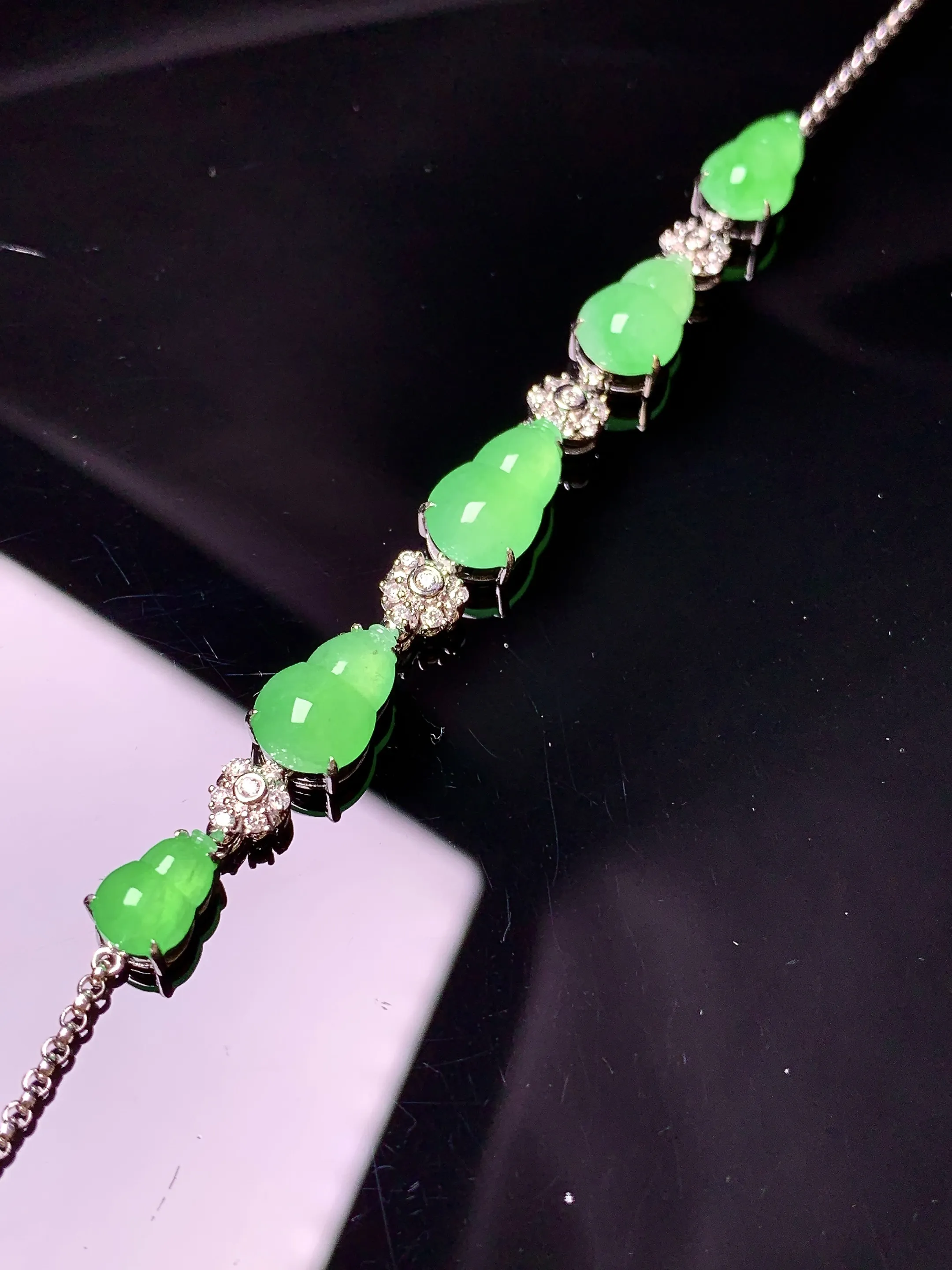 18k金钻镶嵌翠绿葫芦手链 玉质细腻 色泽艳丽清新 整体尺寸69.2*6.5*5