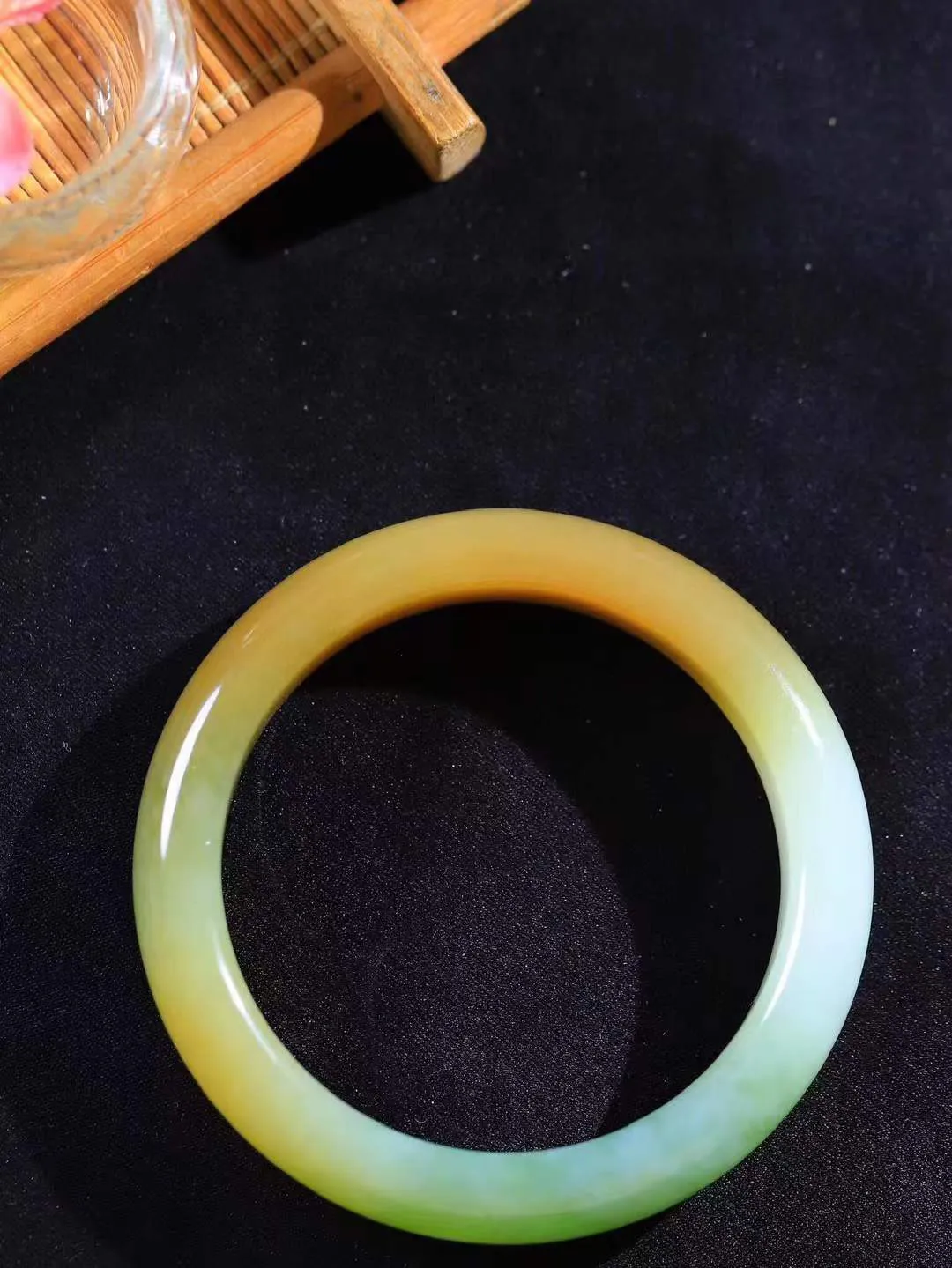 【花样年华·手镯】

精品和田玉三色手镯，质地油润细腻，色泽高贵典雅，镯型古朴典雅。在诗情画意的雨巷相遇，你是我腕间的一抹风情，有你眸有深情，清风荡漾湖间静水，我愿俯身低眉，在烟波涟漪处，寻你深情倩影。内径52.5mm尺寸12-8.5mm 重46.3克fDT-7820441