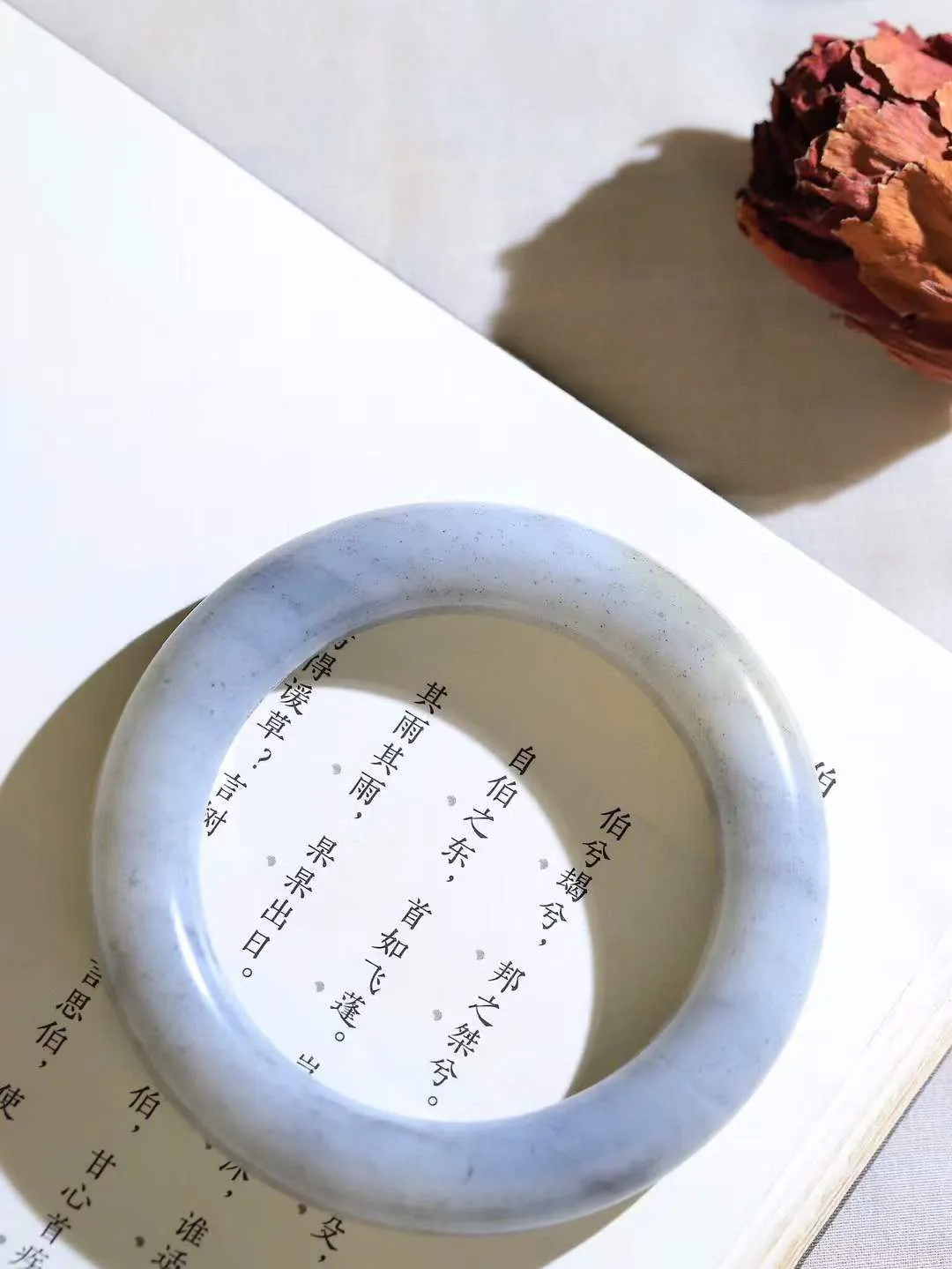 【籽.水墨风情.手镯】

新疆和田籽料青花手镯 玉质细腻饱满，镯型大气，脂感油润。青花晕染轻淌，让人迷醉其中，就如身在云雾飘渺的群山之中，雾气升腾～重76.5克 尺寸55.5-12.5-12.3mm FDT-7720400