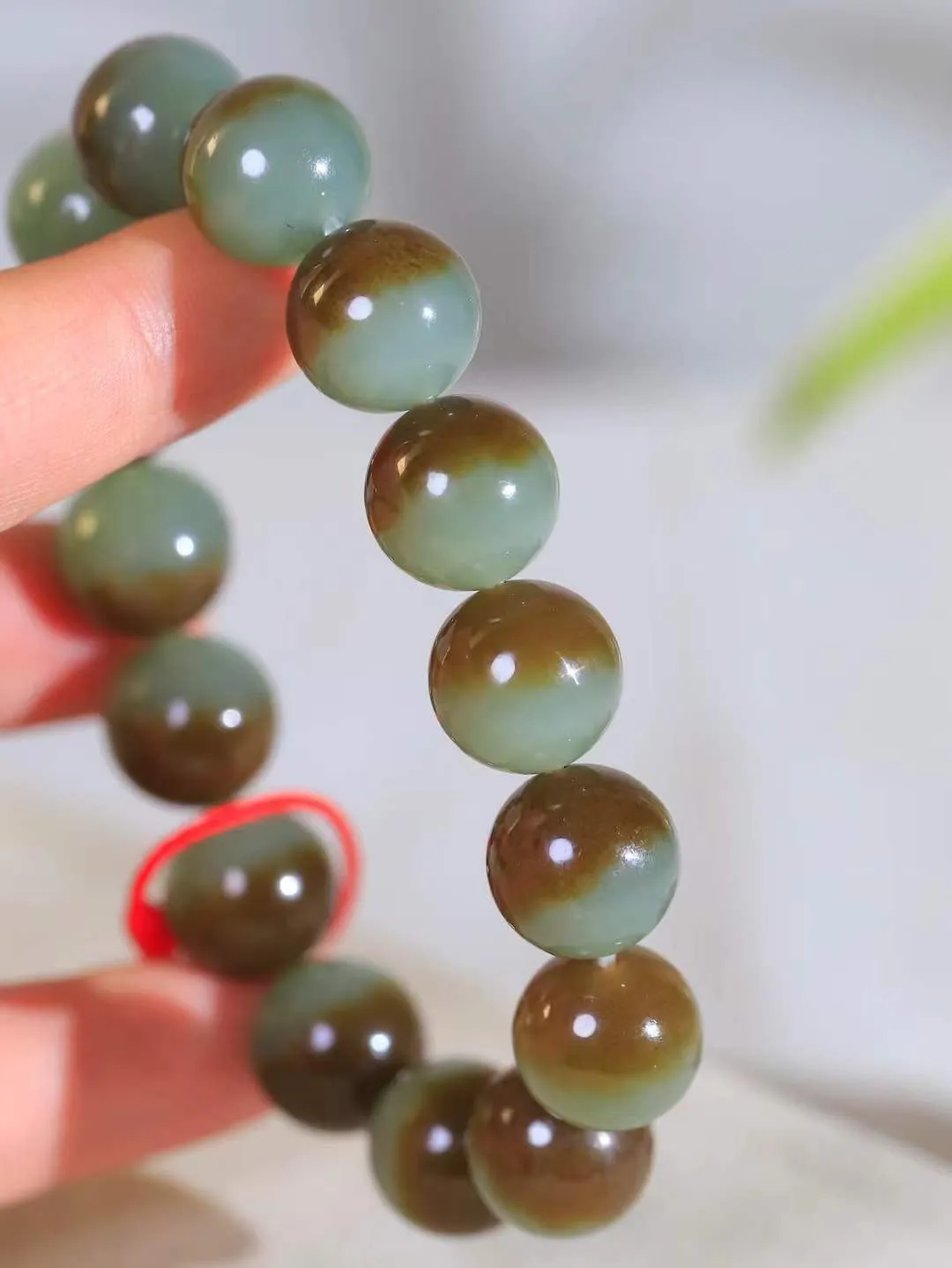 【珠圆玉润.手串】

收藏级️新疆和田且末料珠圆玉润手串 玉质温润细腻  整串打磨圆润，佩戴舒适。珠珠落玉盘，间关莺语花底滑，一生美好时光，无论身在何处，都有它相伴相守。事事顺遂，幸福美满，吉祥如意。重60.5克 尺寸取一13.8mm  FDA-8826434