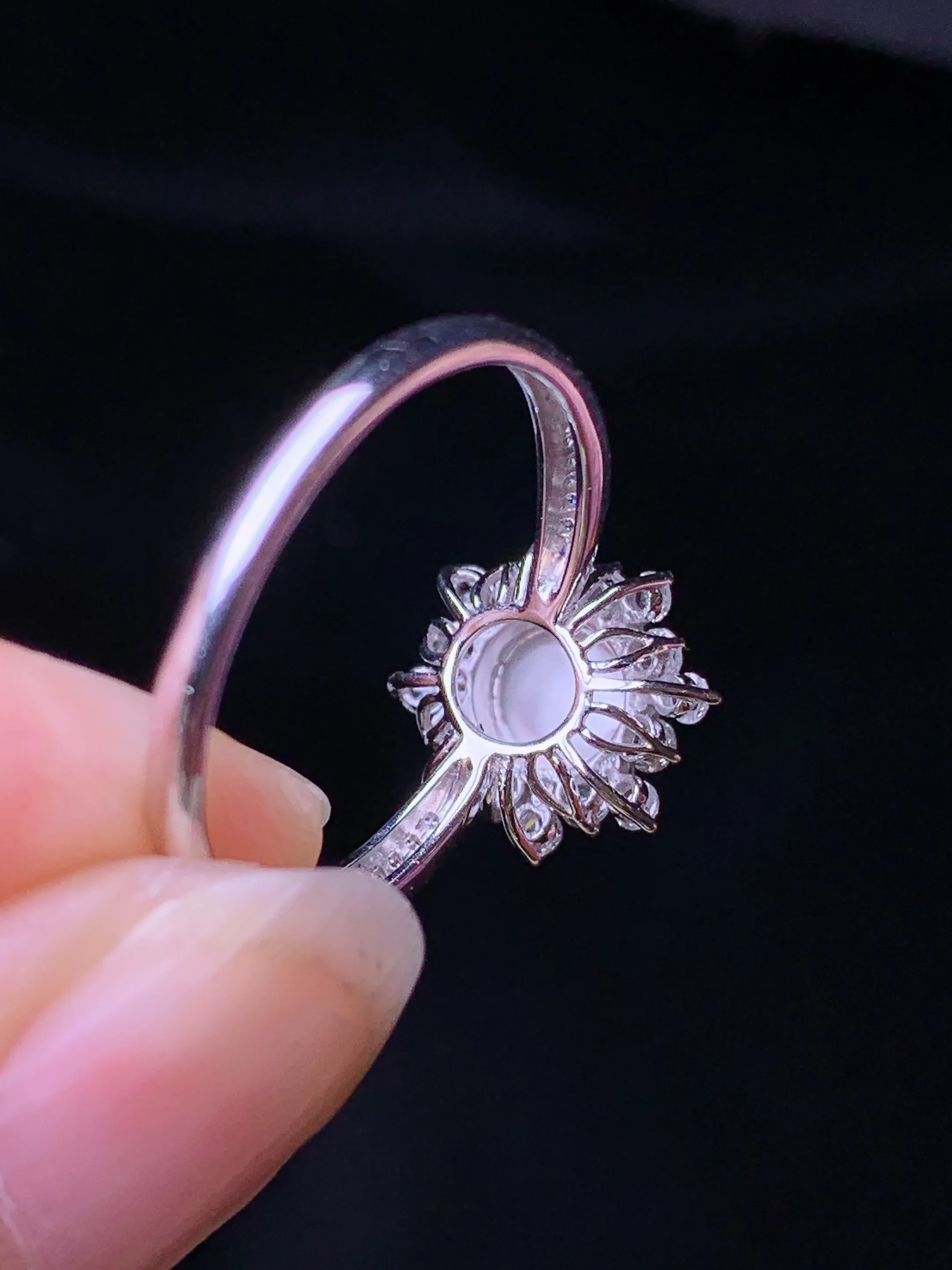 18k金钻镶嵌冰种蛋面戒指 玉质细腻 色泽艳丽清新 圈口14.5 整体尺寸10.8*10.3*7.3