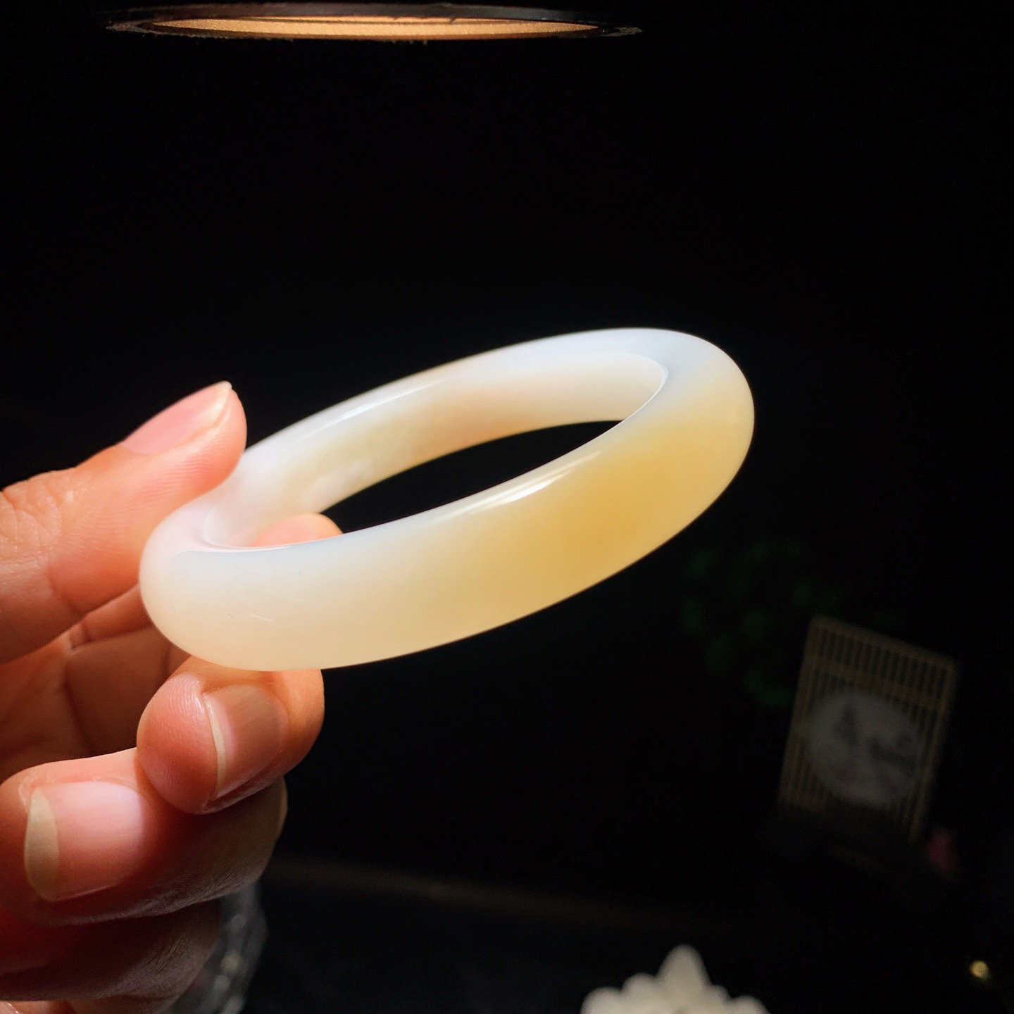 53圈口 新疆和田玉羊脂白且末糖手镯 53圈口条宽11厚9重49克。玉质细腻油润。手推出油。佩戴高端典雅。lt260205