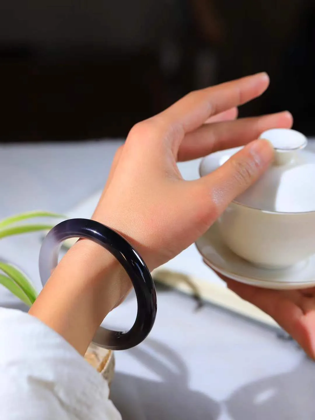 【腕间柔情.手镯】   

精品和田玉烟紫双色手镯 玉质温润细腻 油性十足 古朴秀雅 轻抚岁月的栏杆