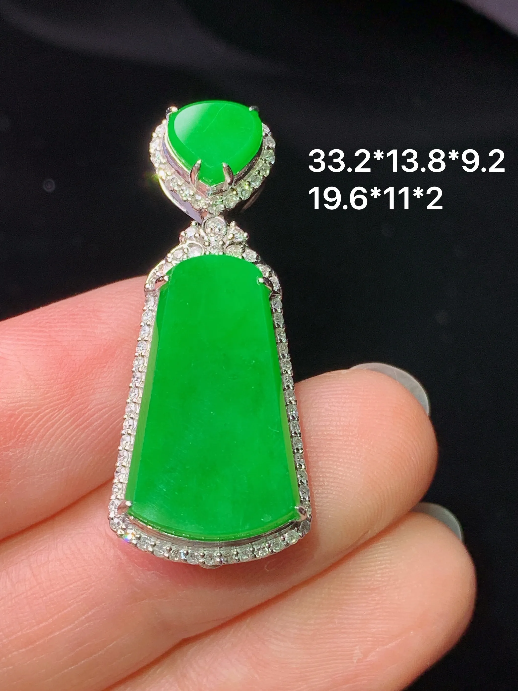 18k金钻镶嵌满绿无事牌吊坠 玉质细腻 色泽艳丽清新 整体尺寸33.2*13.8*9.2