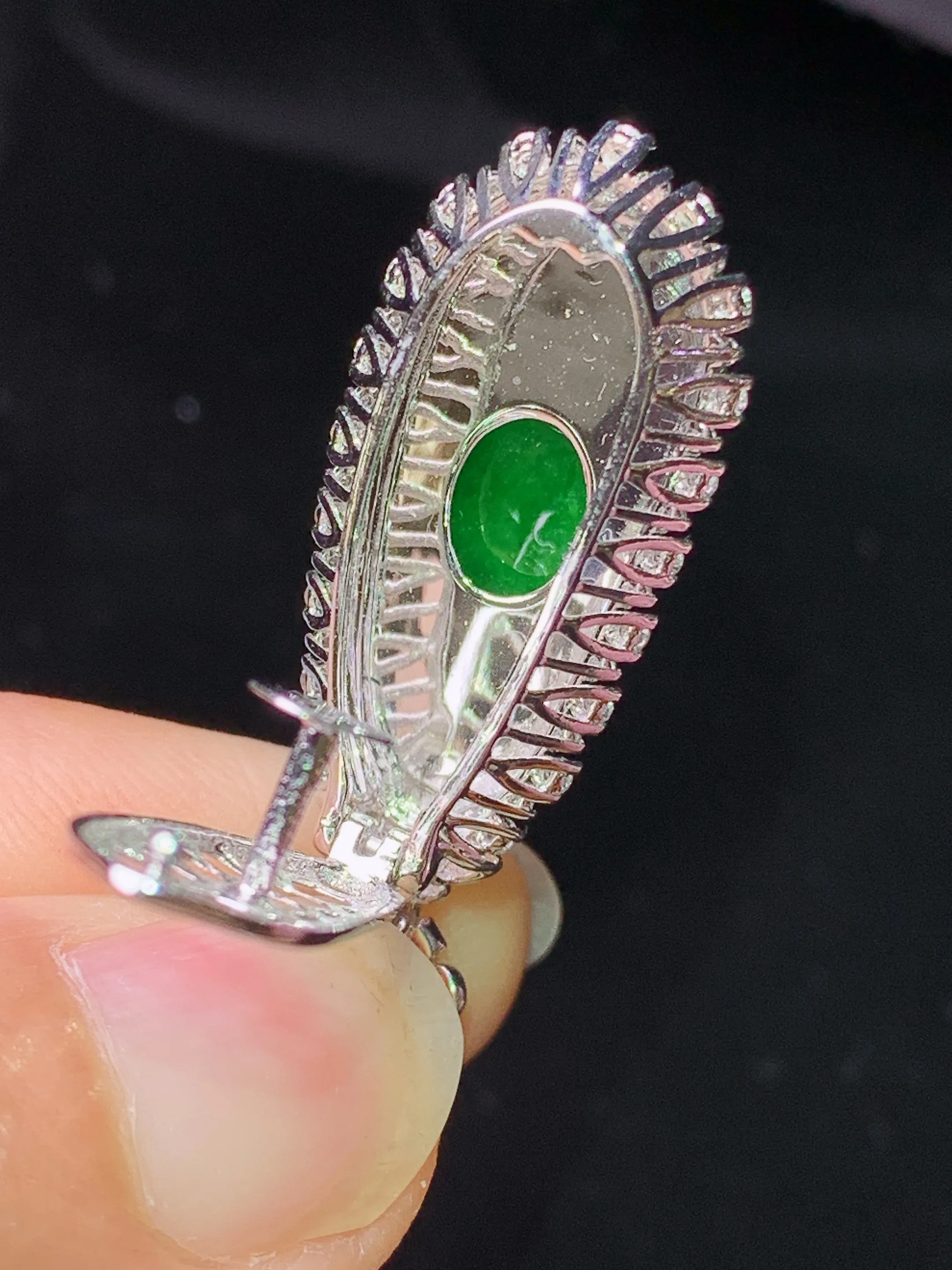 18k金钻镶嵌满绿四季豆吊坠 玉质细腻 色泽艳丽清新 整体尺寸35.8*13.6*10